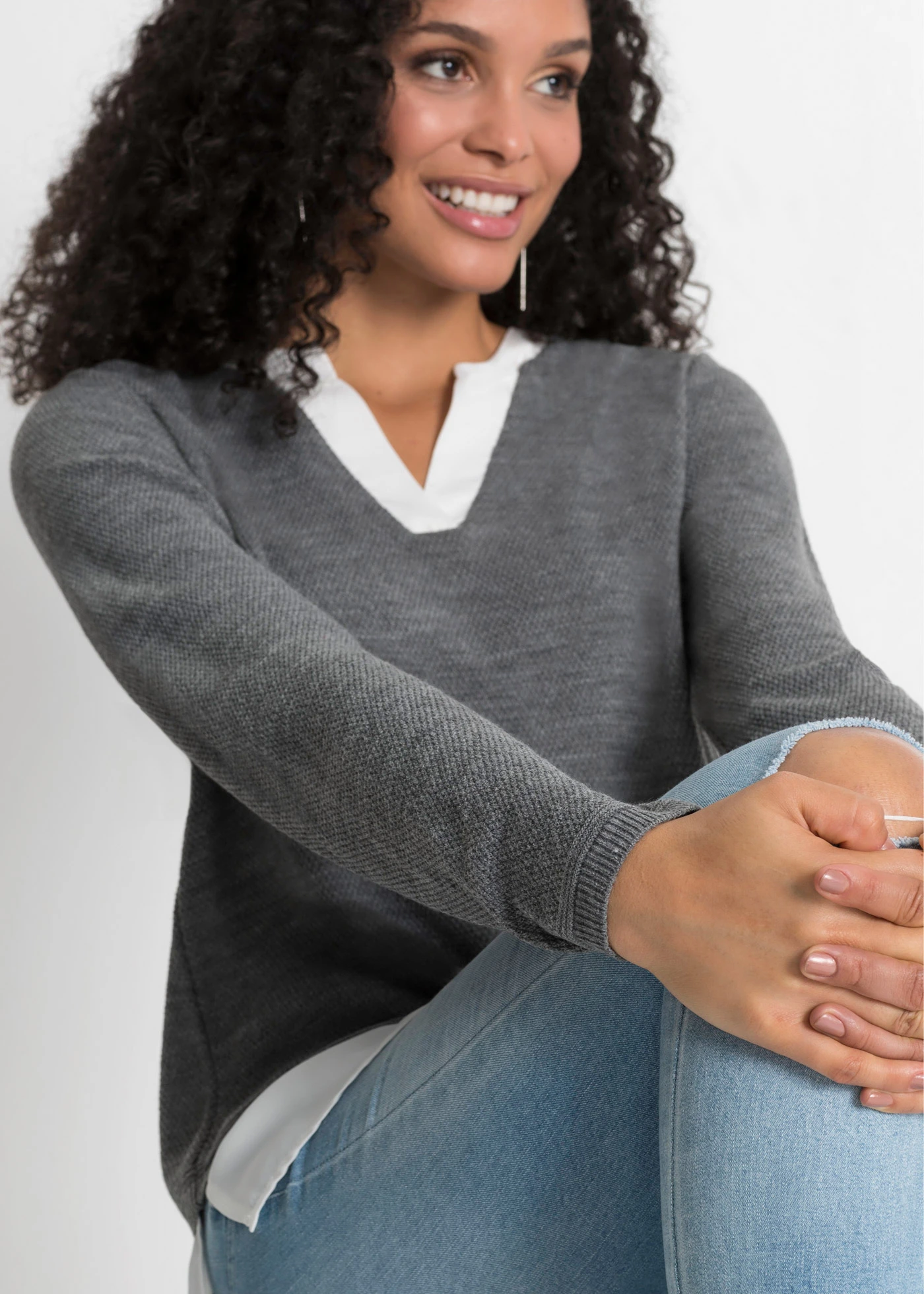 Fijngebreide trui met blouse-inzet • grijs gemêleerd • bonprix online shop