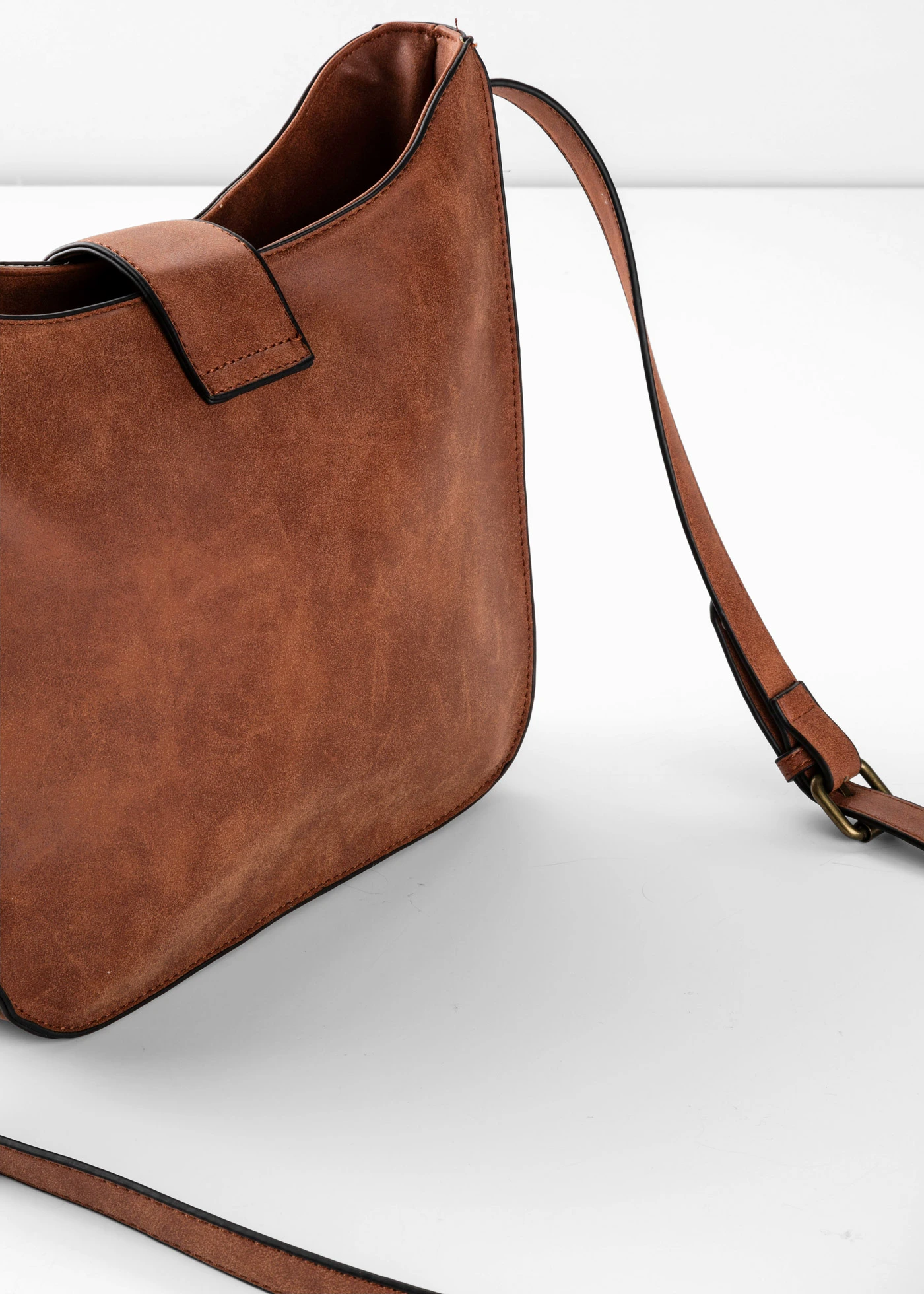 Kabelka crossbody s dekoratívnymi prackami • koňaková • obchod bonprix