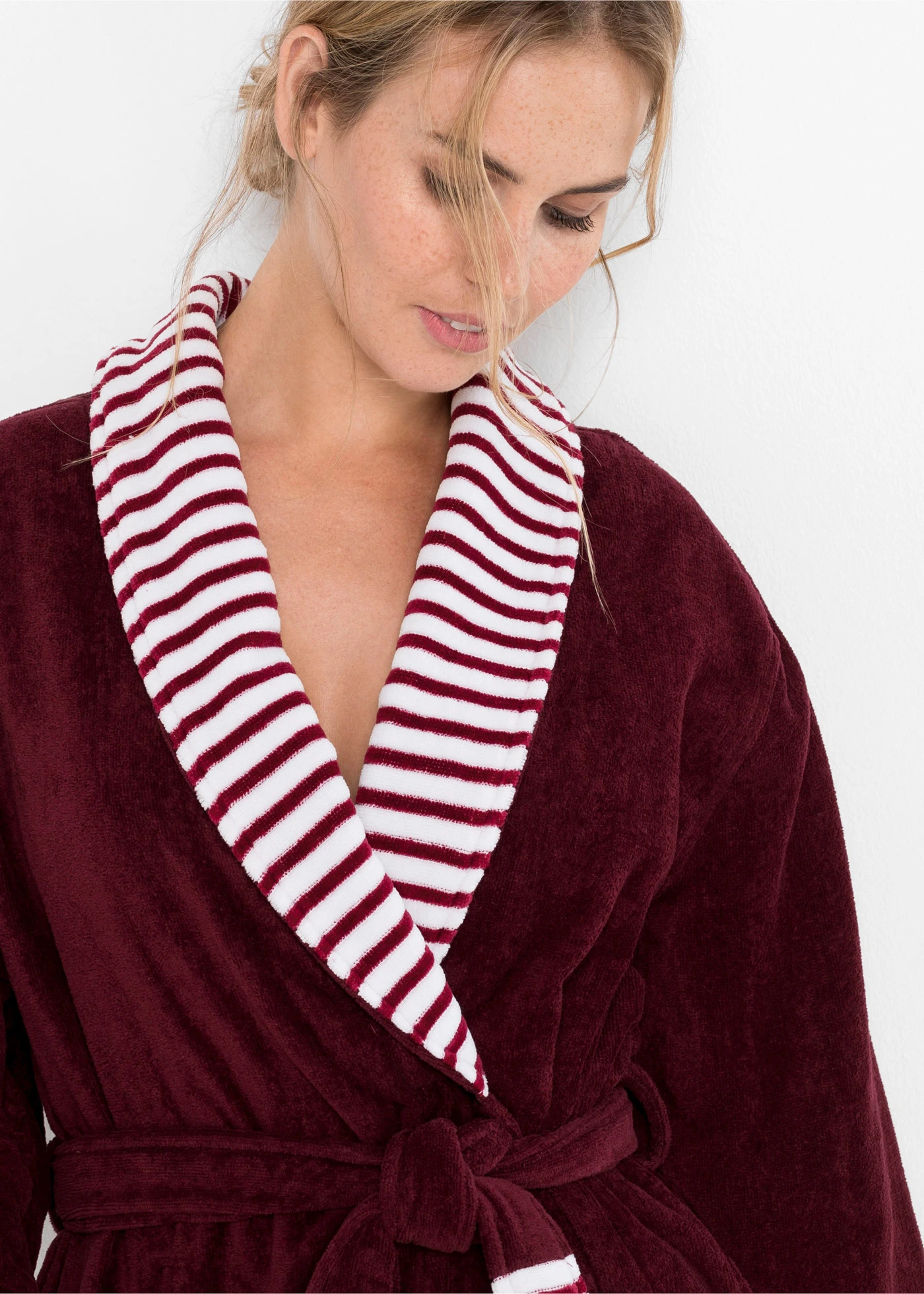 Badjas van frotté • donkerrood/wit gestreept • bonprix online shop