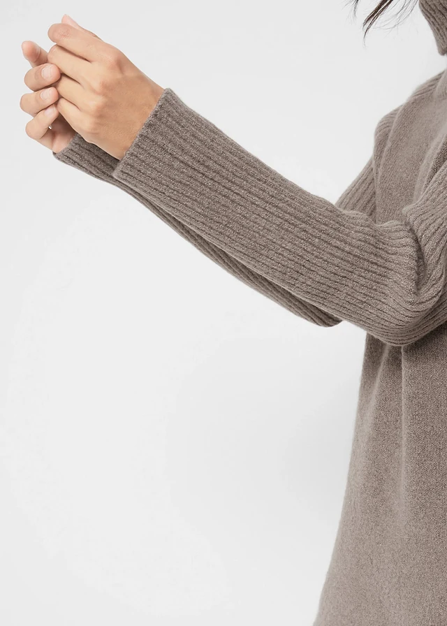 Lange trui met col • taupe • product-page.page-title-suffix