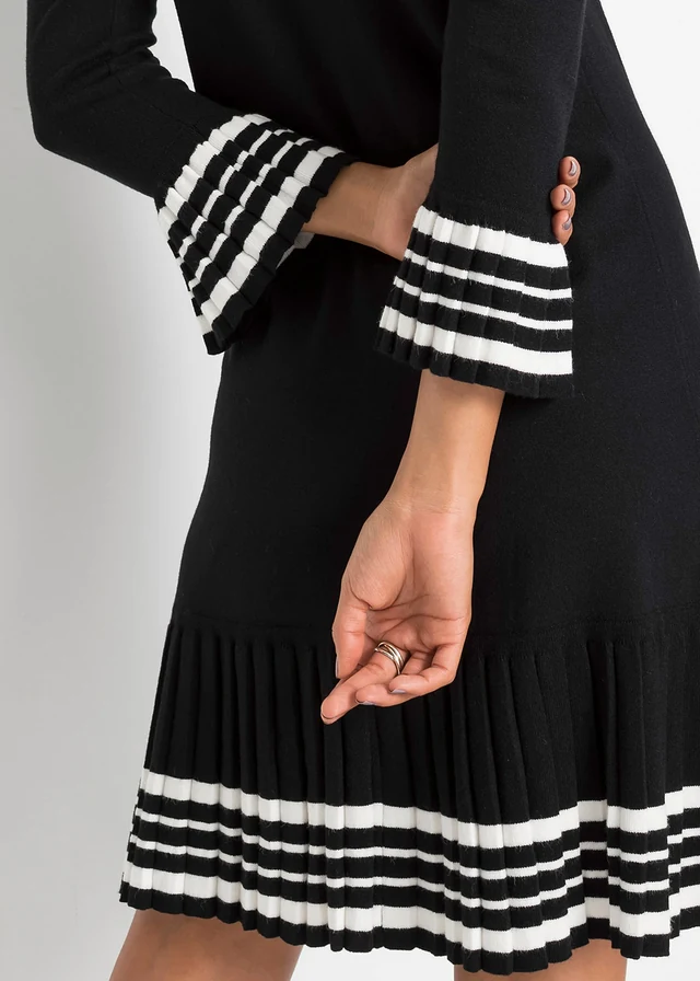 Gebreide jurk met geplisseerde rok • zwart-wolwit gestreept • product-page.page-title-suffix