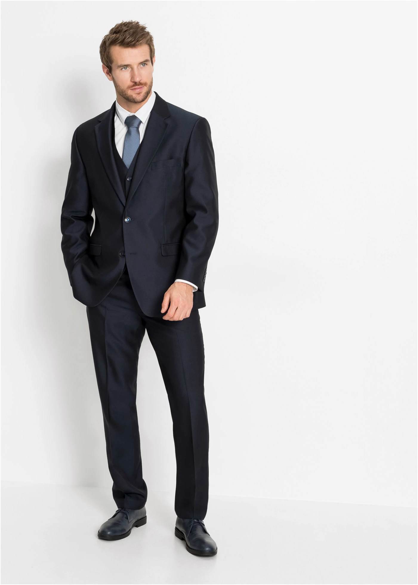 Costume 4 pièces avec gilet et cravate, regular • bleu foncé • Boutique bonprix