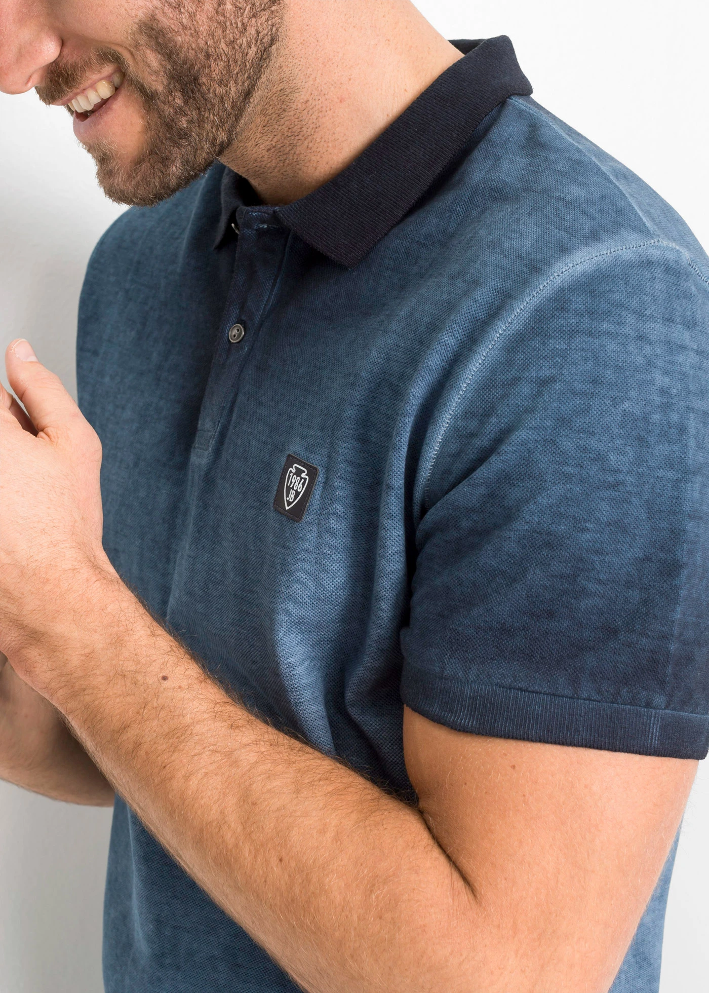 Polo en maille piquée à l’aspect délavé • bleu profond used • Boutique bonprix