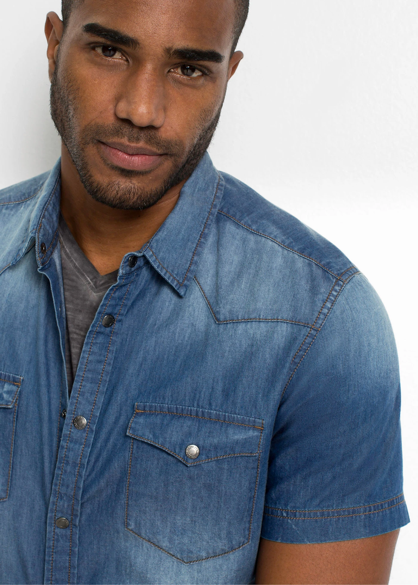 Chemise manches courtes slim en jean, 100% coton • bleu clair used • Boutique bonprix