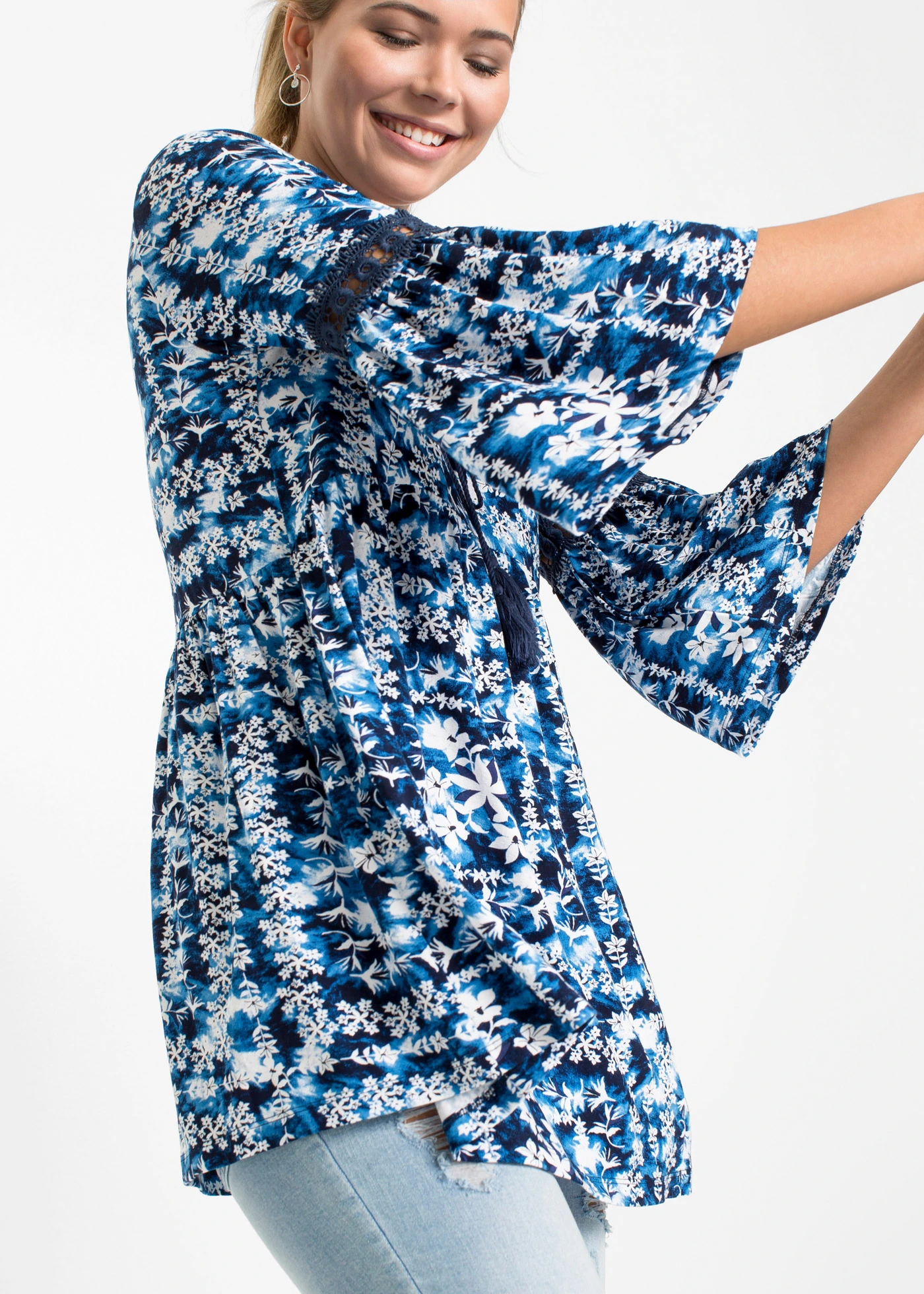 Tunique en viscose fluide • blanc-bleu foncé imprimé • Boutique bonprix