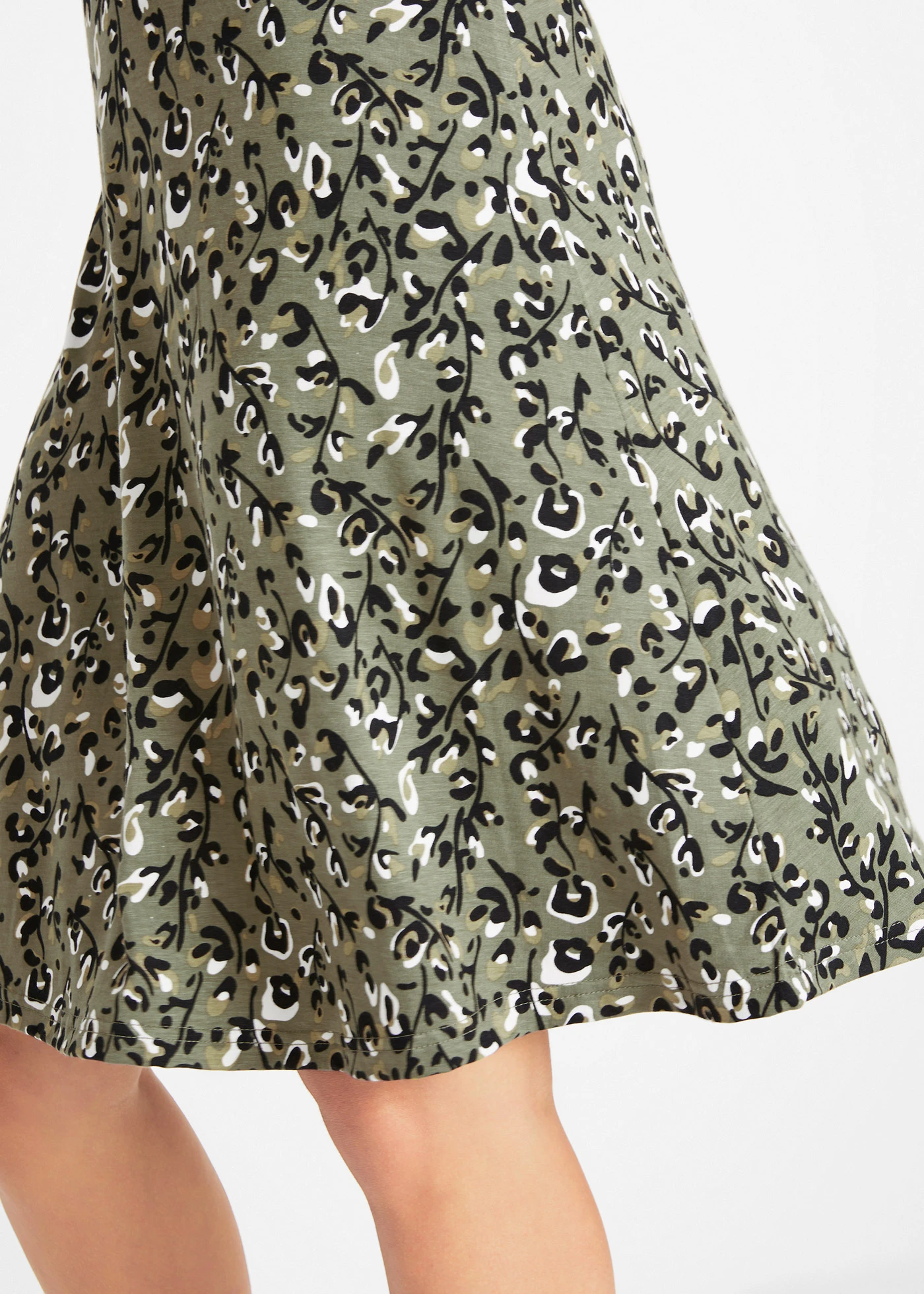 Úpletové šaty ze splývavé viskózové směsi • olivová s leopardím potiskem • bonprix obchod