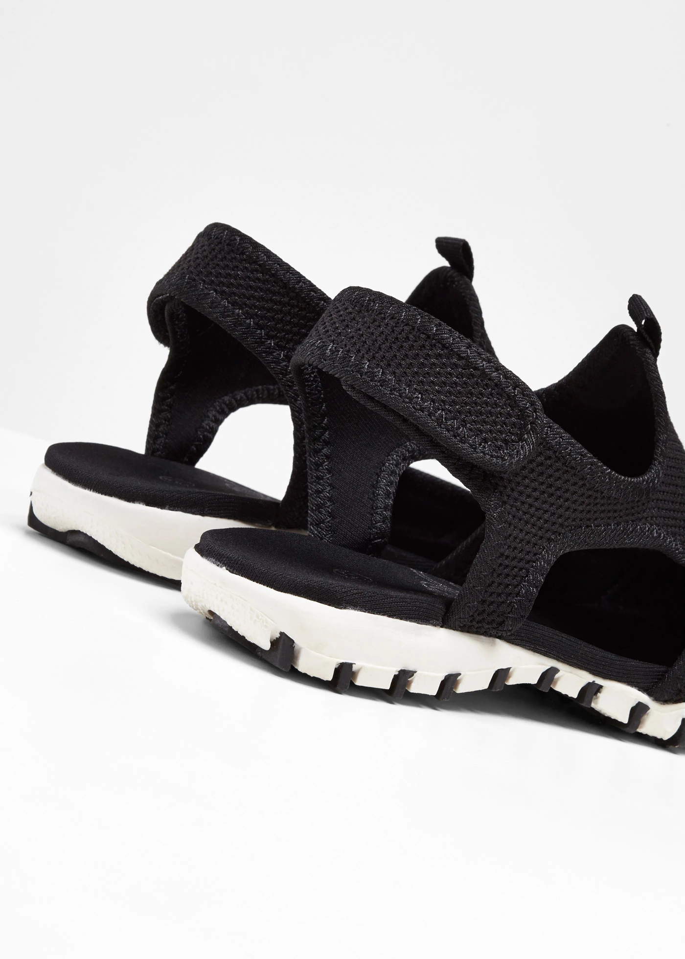 Sandały trekkingowe z profilowaną podeszwą • czarno-biały • sklep bonprix