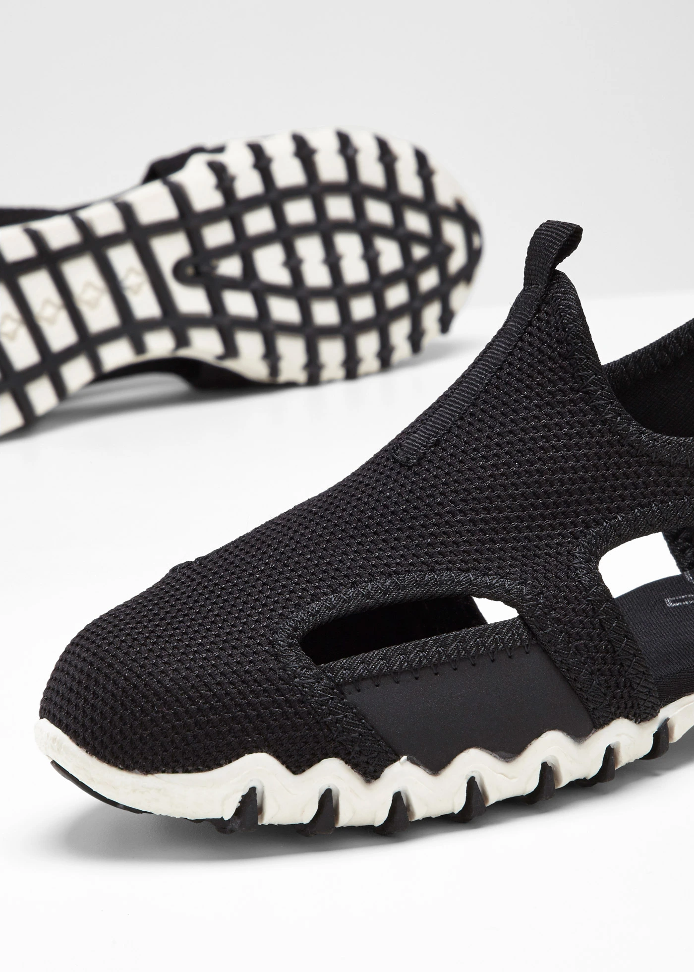 Trekking sandalen met geprofileerde loopzool • zwart/wit • bonprix online shop