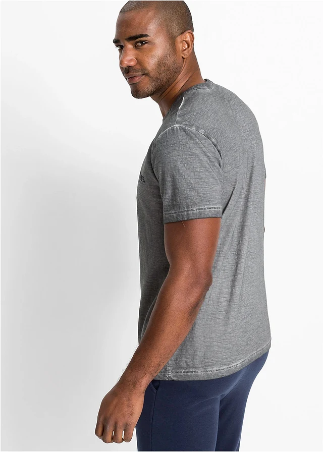 Henley shirt van biologisch katoen in washed out look, korte mouw • rookgrijs met print • product-page.page-title-suffix
