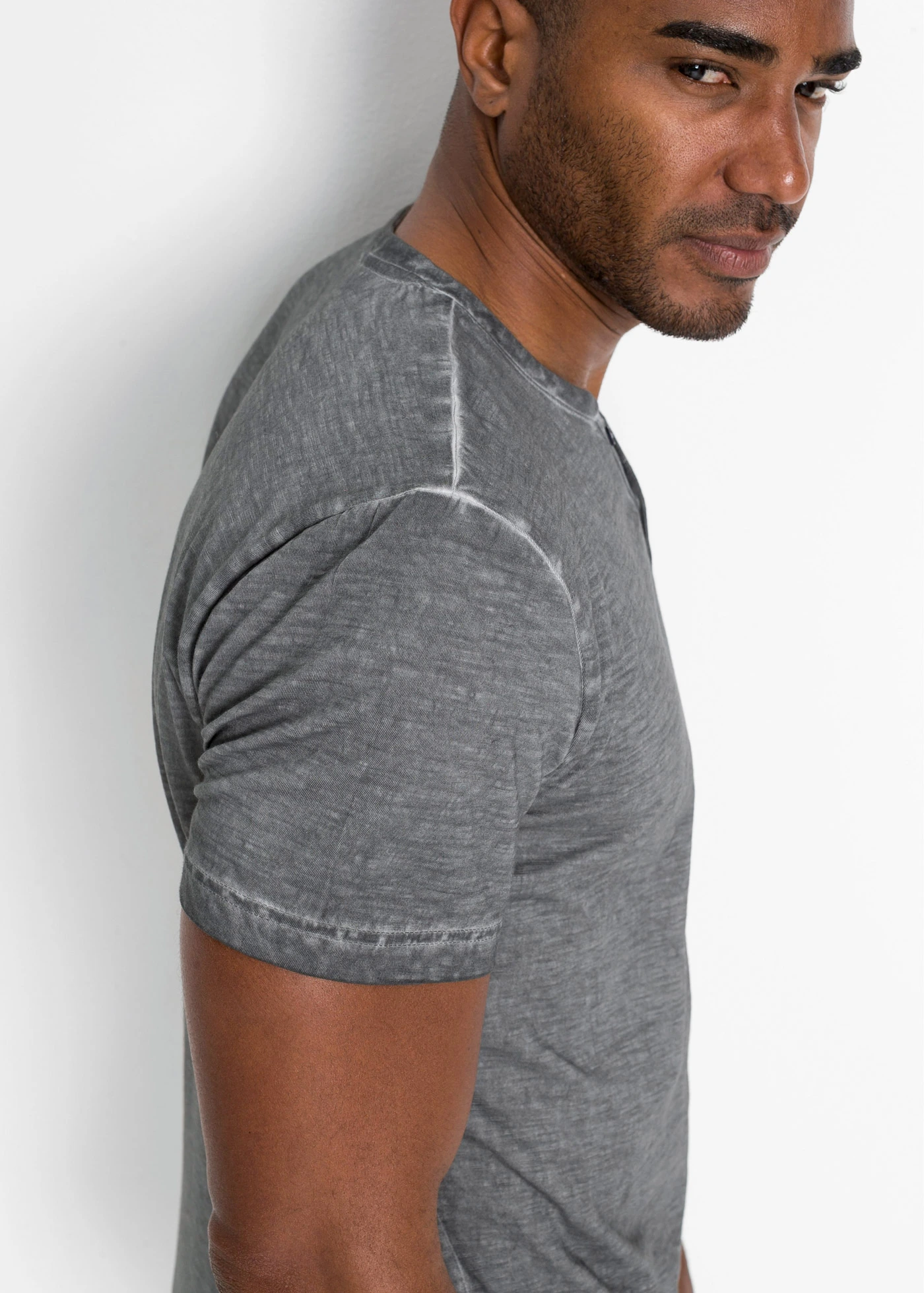 Henley shirt van biologisch katoen in washed out look, korte mouw • rookgrijs met print • bonprix online shop