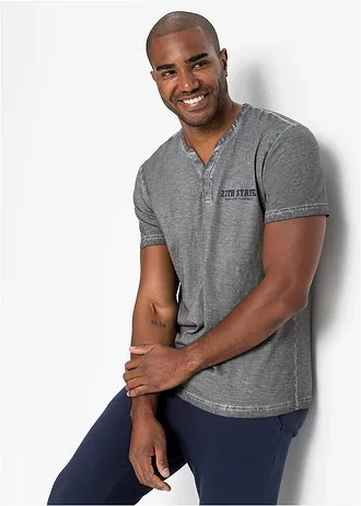 Henley shirt van biologisch katoen in washed out look, korte mouw, Kleur: rookgrijs met print