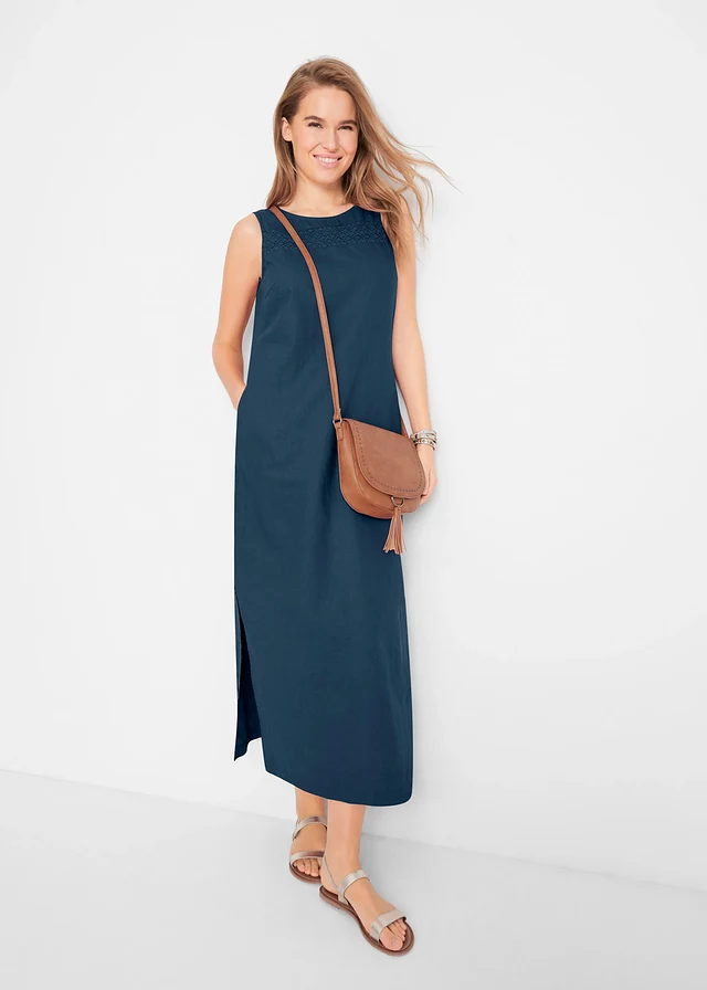 Robe longue avec lin majoritaire, motif ajouré au décolleté et fentes latérales • bleu foncé • product-page.page-title-suffix