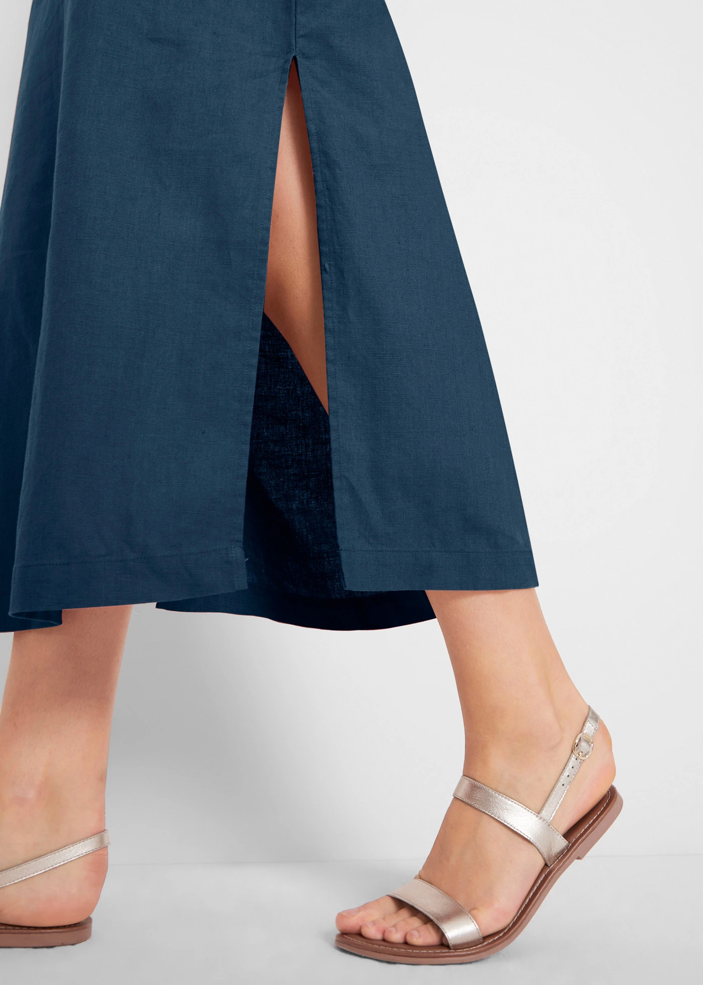 Dlouhé lněné šaty s dírkovaným vzorem u výstřihu, s postranním rozparkem • tmavě modrá • bonprix obchod