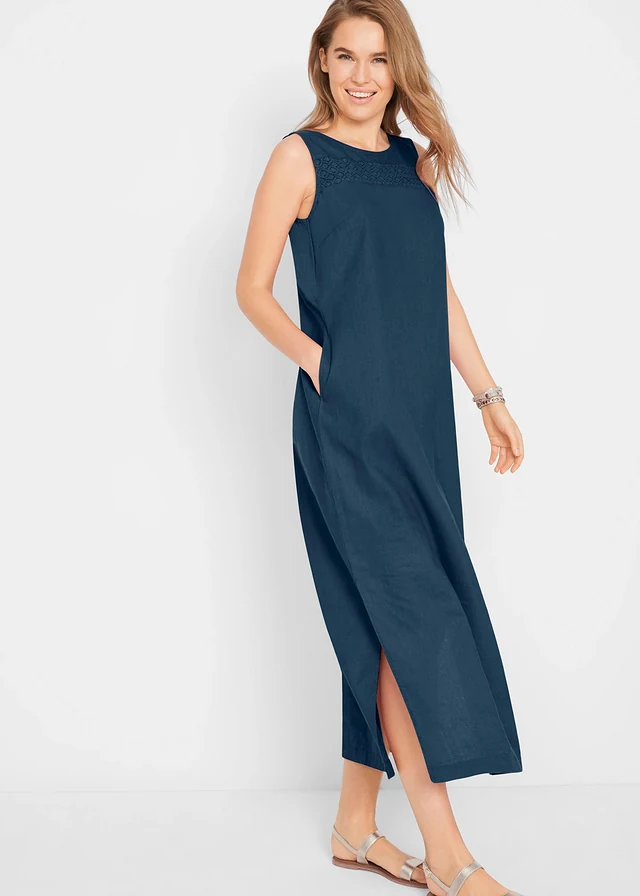 Robe longue avec lin majoritaire, motif ajouré au décolleté et fentes latérales • bleu foncé • product-page.page-title-suffix
