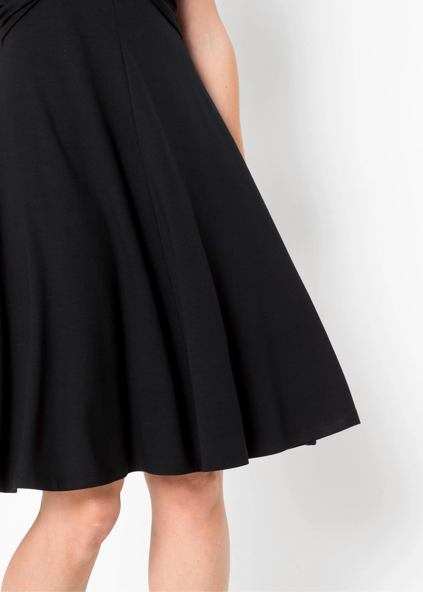 Robe en jersey viscose extensible • noir • Boutique bonprix