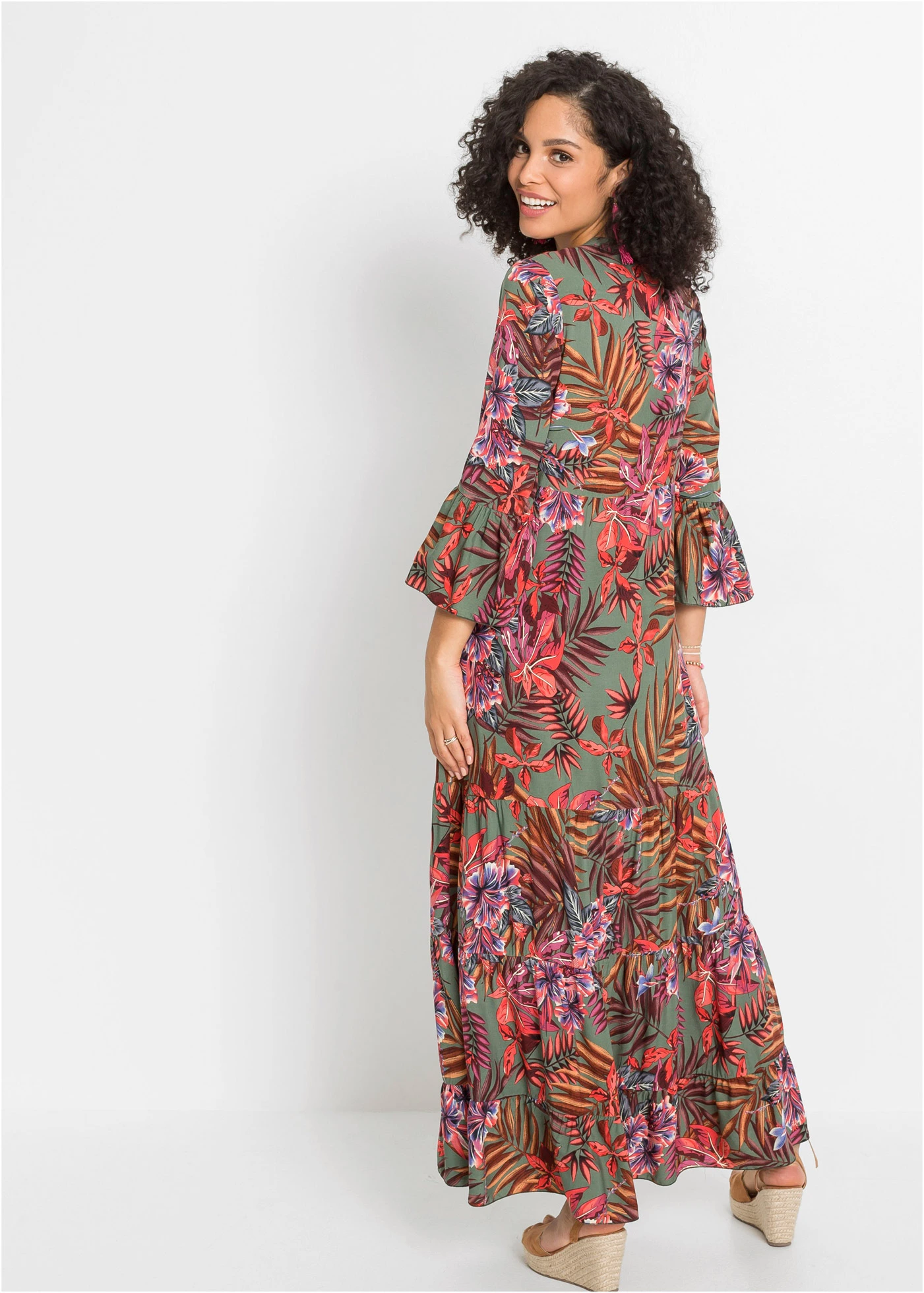 Robe longue en viscose fluide • olive/rouge floral • Boutique bonprix