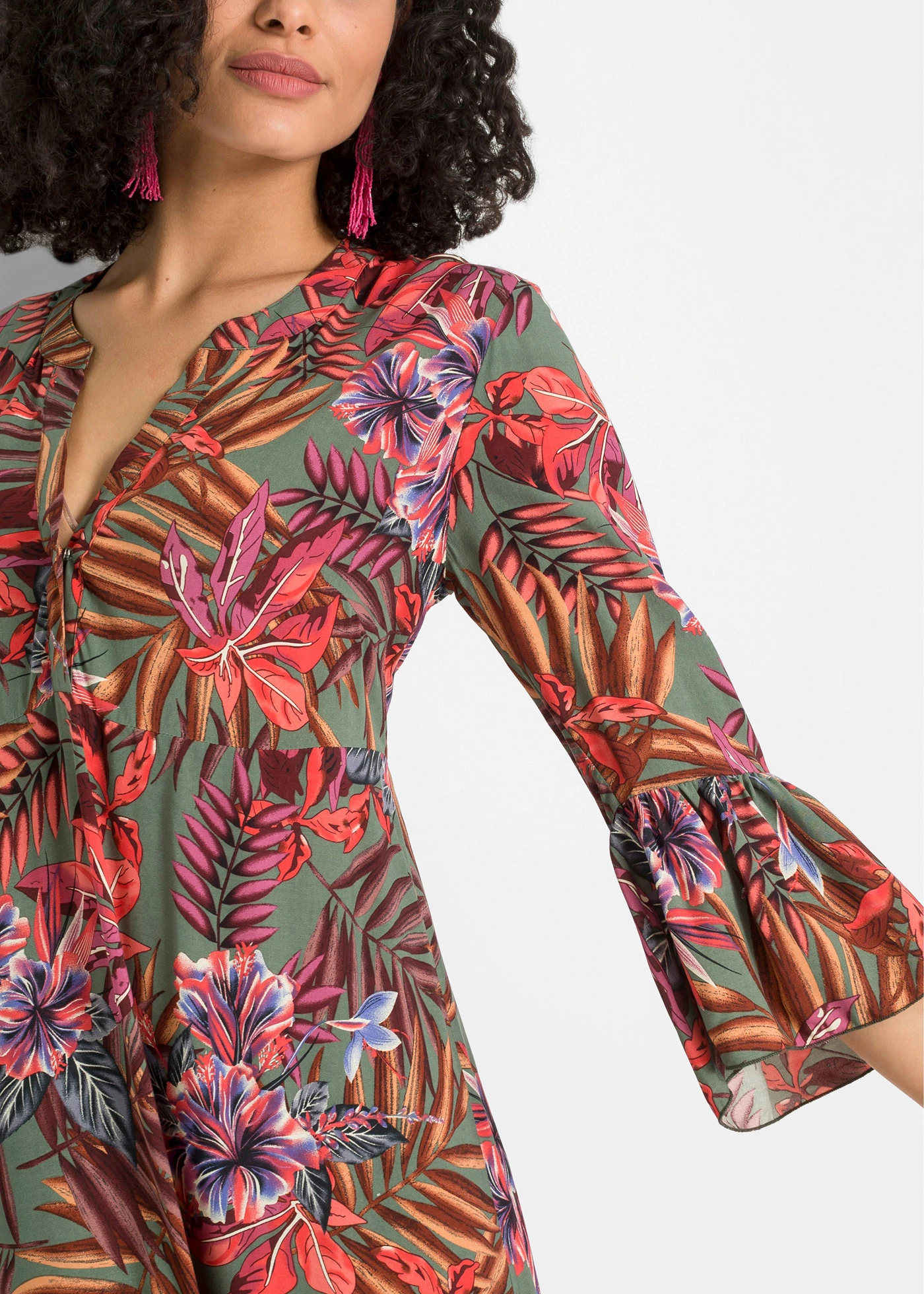 Robe longue en viscose fluide • olive/rouge floral • Boutique bonprix