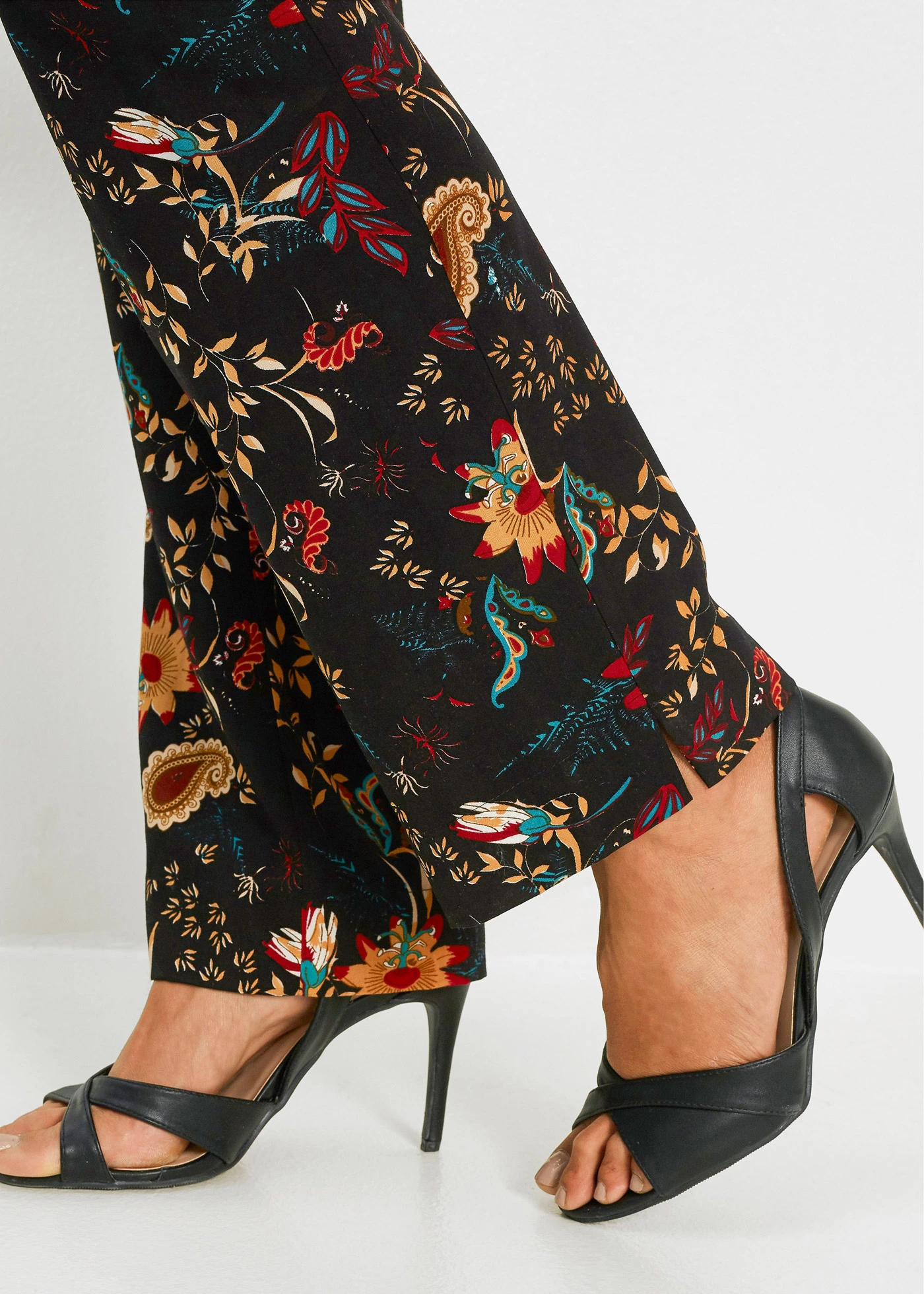 Pantalon taille élastiquée en viscose • noir-rouge piment paisley • Boutique bonprix