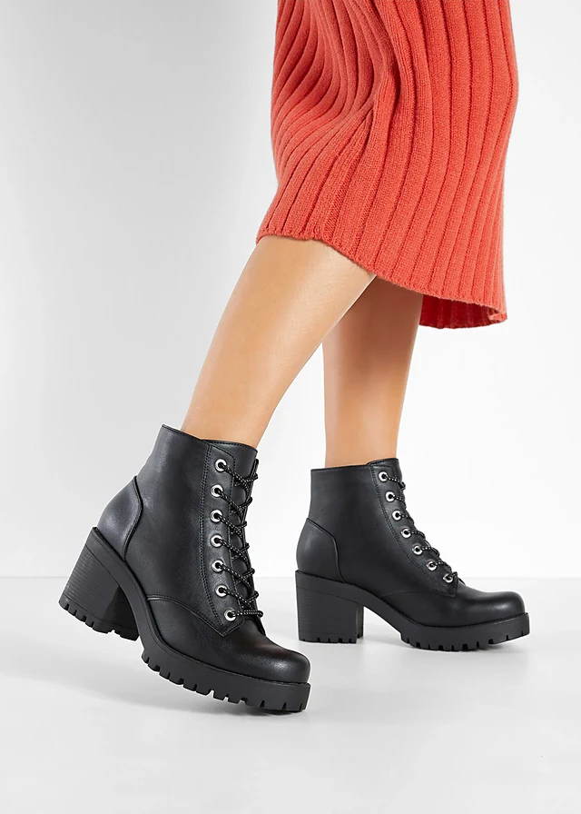 Veterboots met een blokhak • zwart • product-page.page-title-suffix
