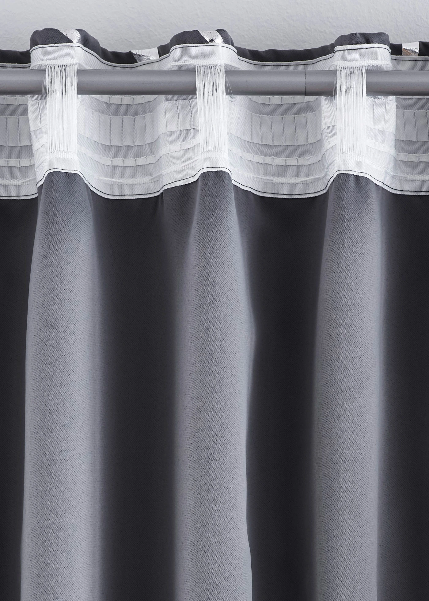 Draperie opacă suprafața lucios (1 buc.) • gri închis/argintiu • magazin bonprix