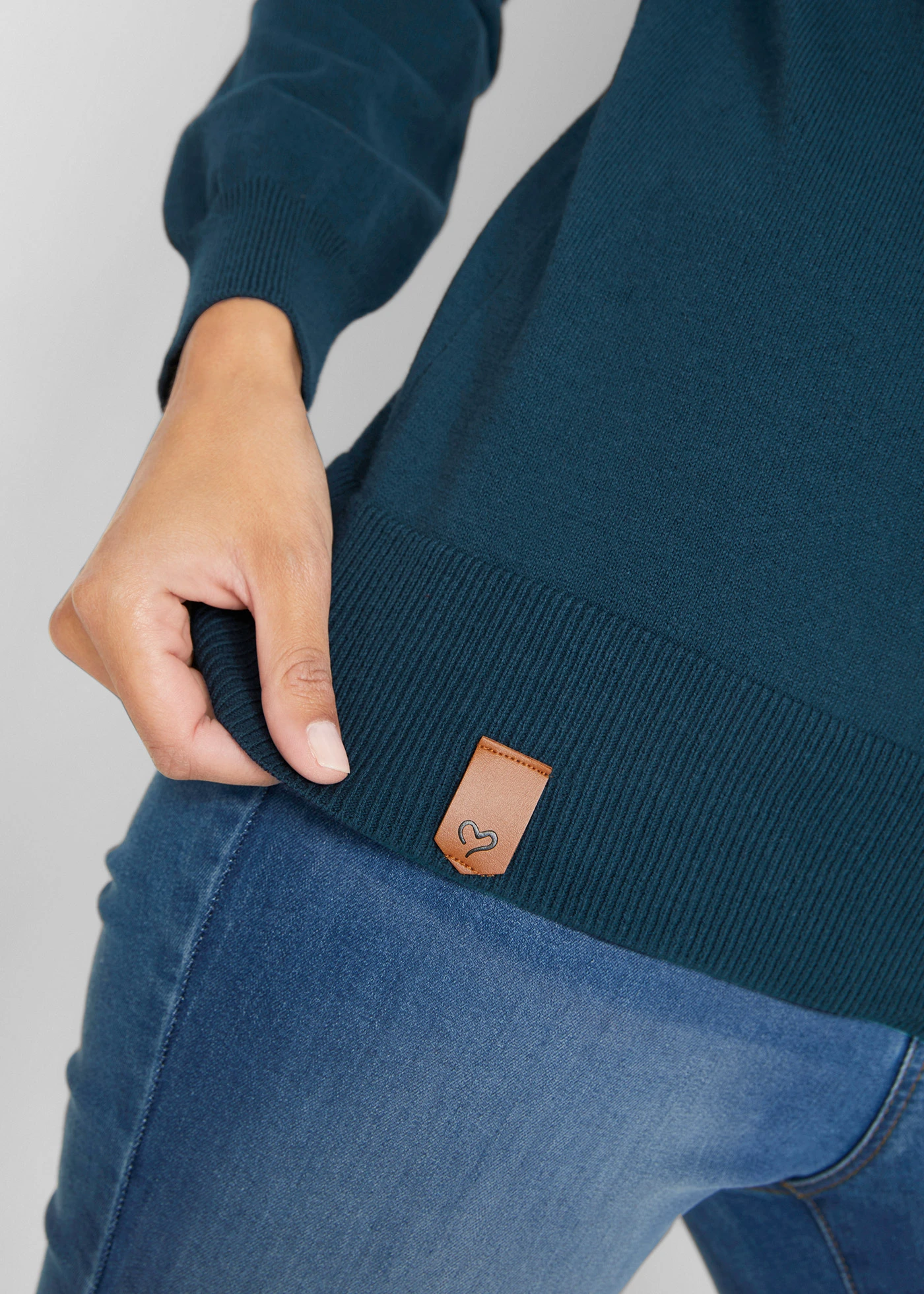 Svetr z jemného úpletu, se širokým límcem • tmavě modrá • bonprix obchod