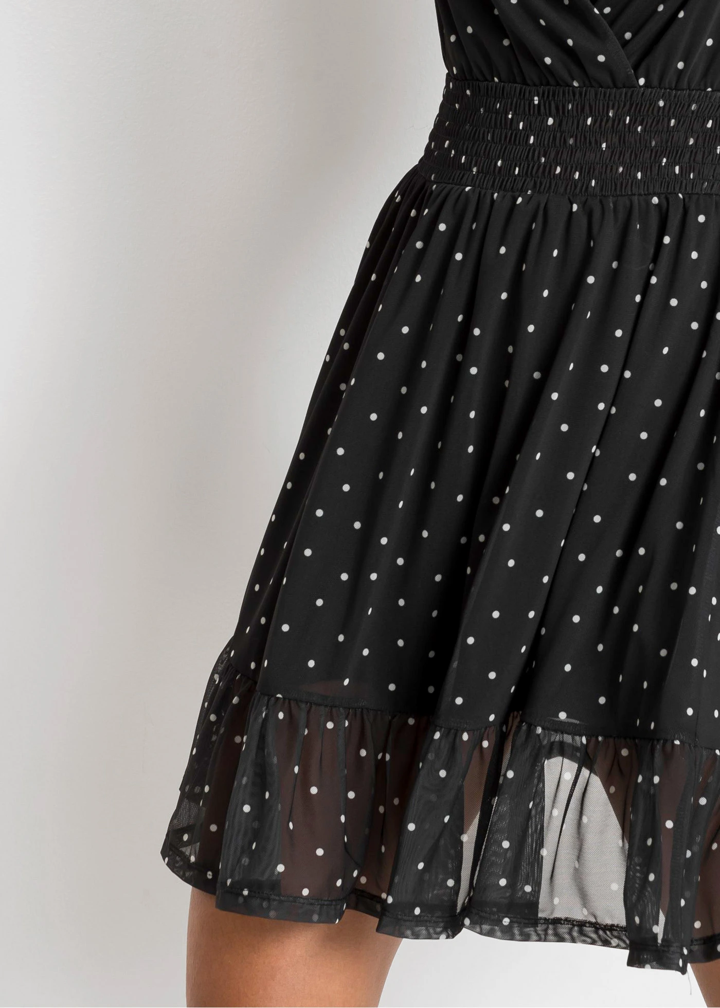 Mini jurk met volant • zwart-wolwit gestippeld • bonprix online shop