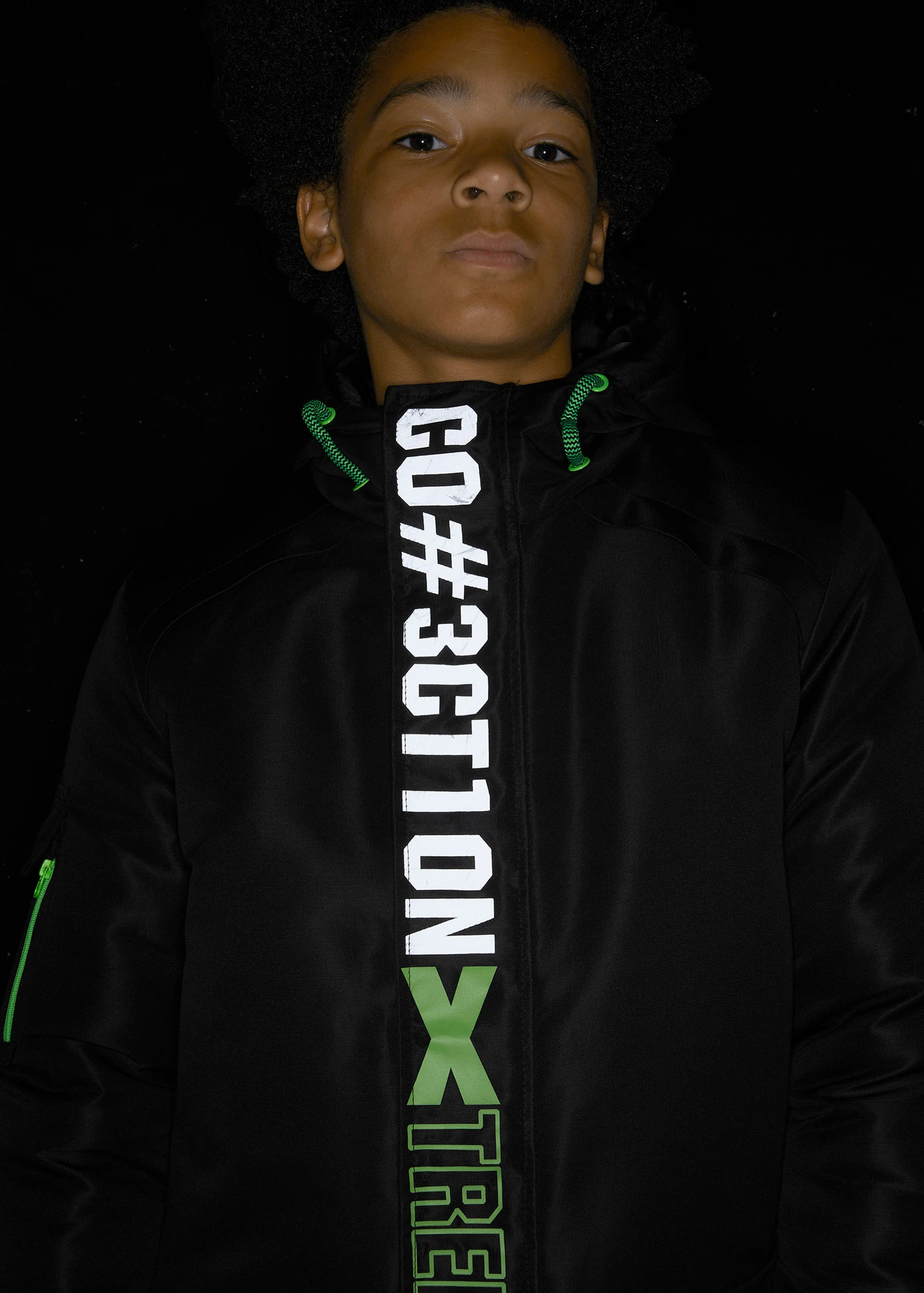 Winterjas met sportieve details en capuchon • zwart met print • bonprix online shop