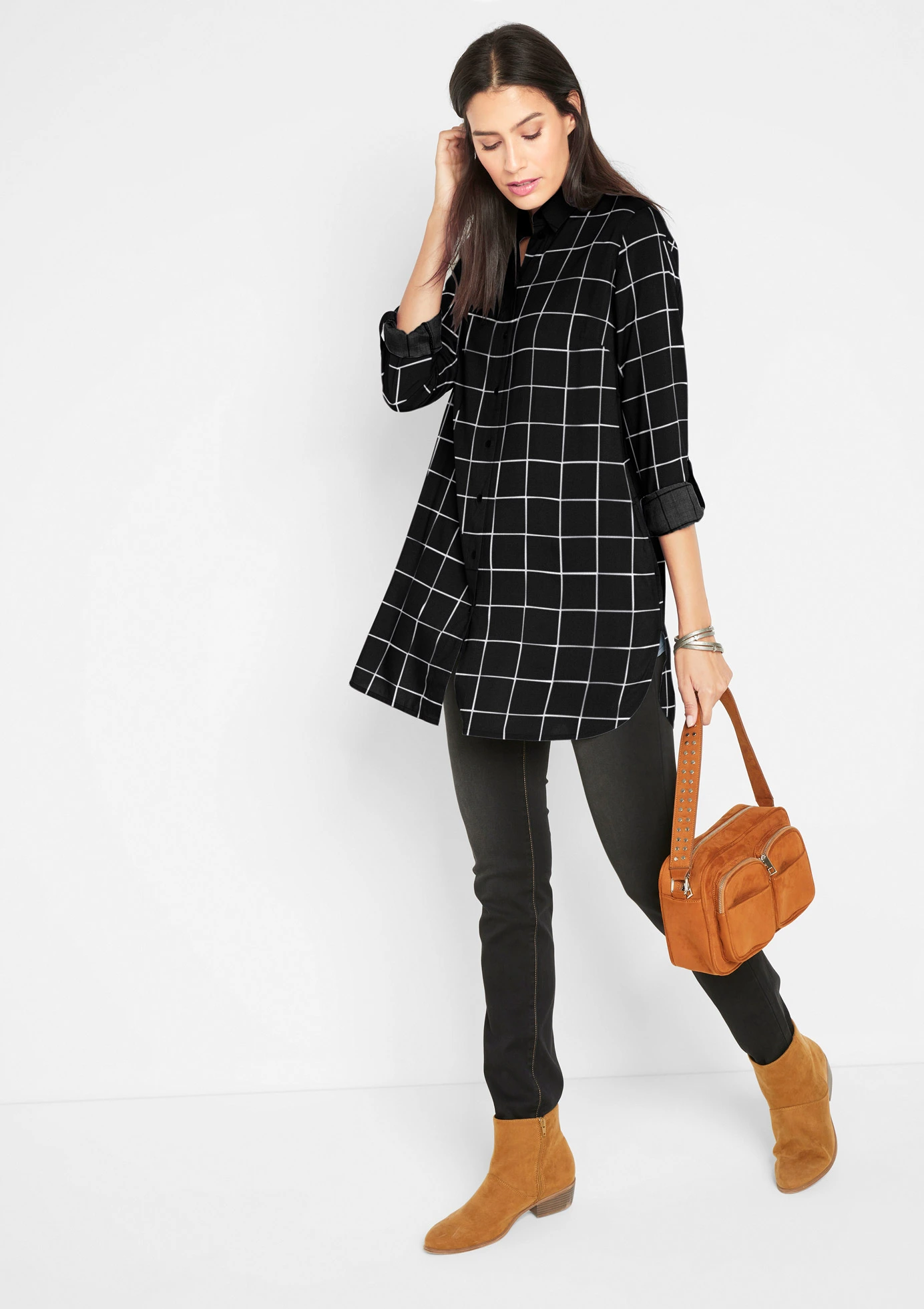 Bluză cadrilată lungă, cu buzunare • negru/ecru cadrilat • magazin bonprix