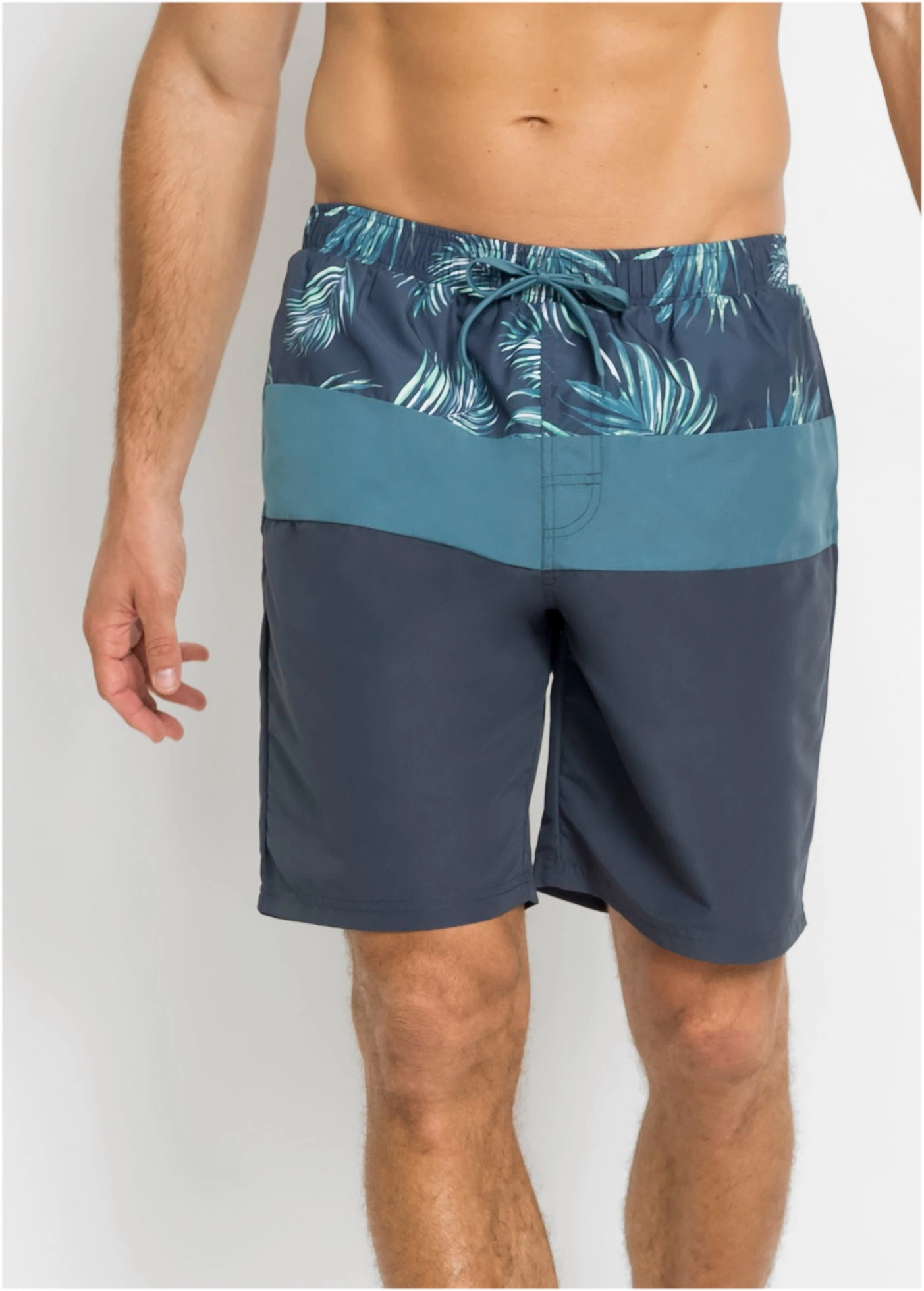 Zwemshort van gerecycled polyester • donkerblauw gebloemd • bonprix online shop