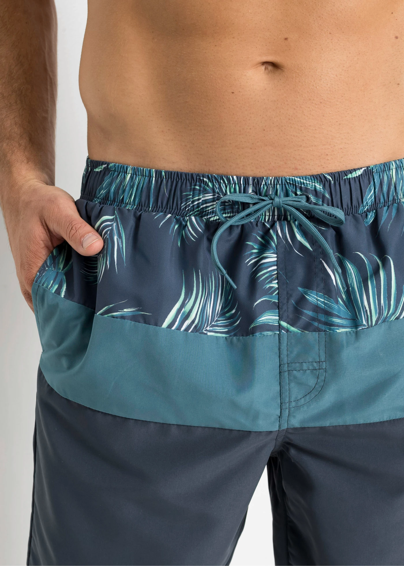 Zwemshort van gerecycled polyester • donkerblauw gebloemd • bonprix online shop