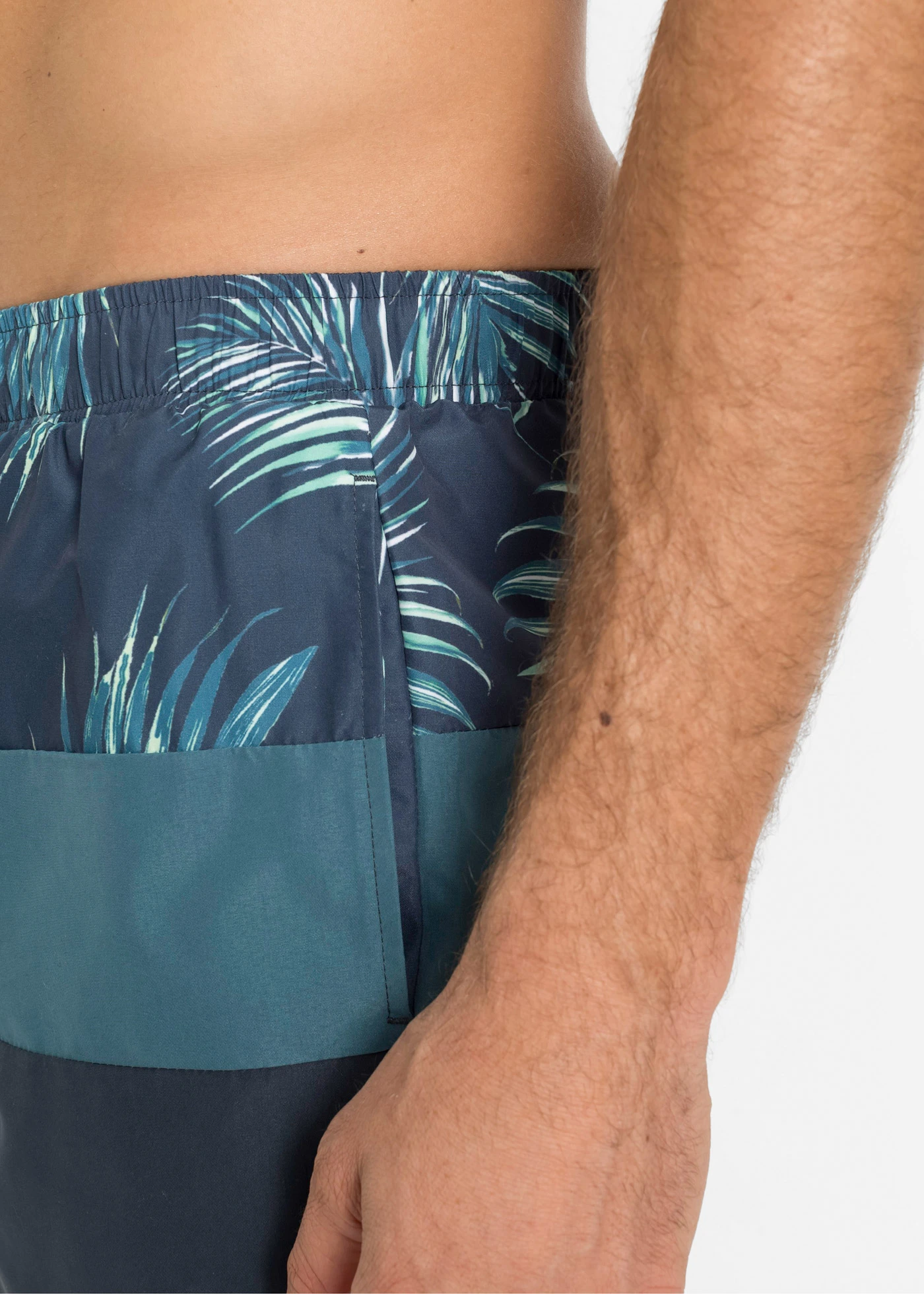 Zwemshort van gerecycled polyester • donkerblauw gebloemd • bonprix online shop