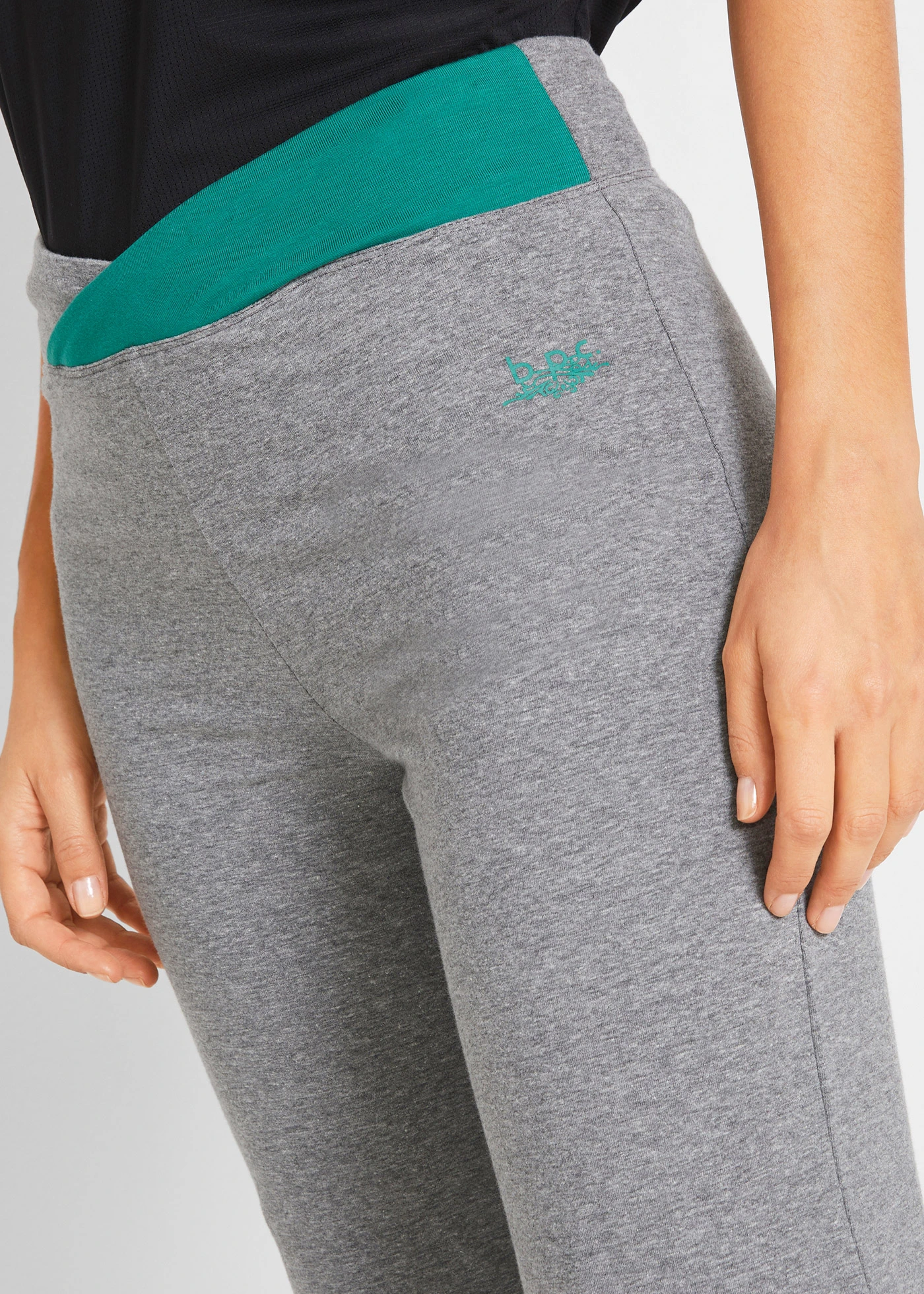 Lot de 2 pantalons de sport, bootcut • gris chiné+noir • Boutique bonprix