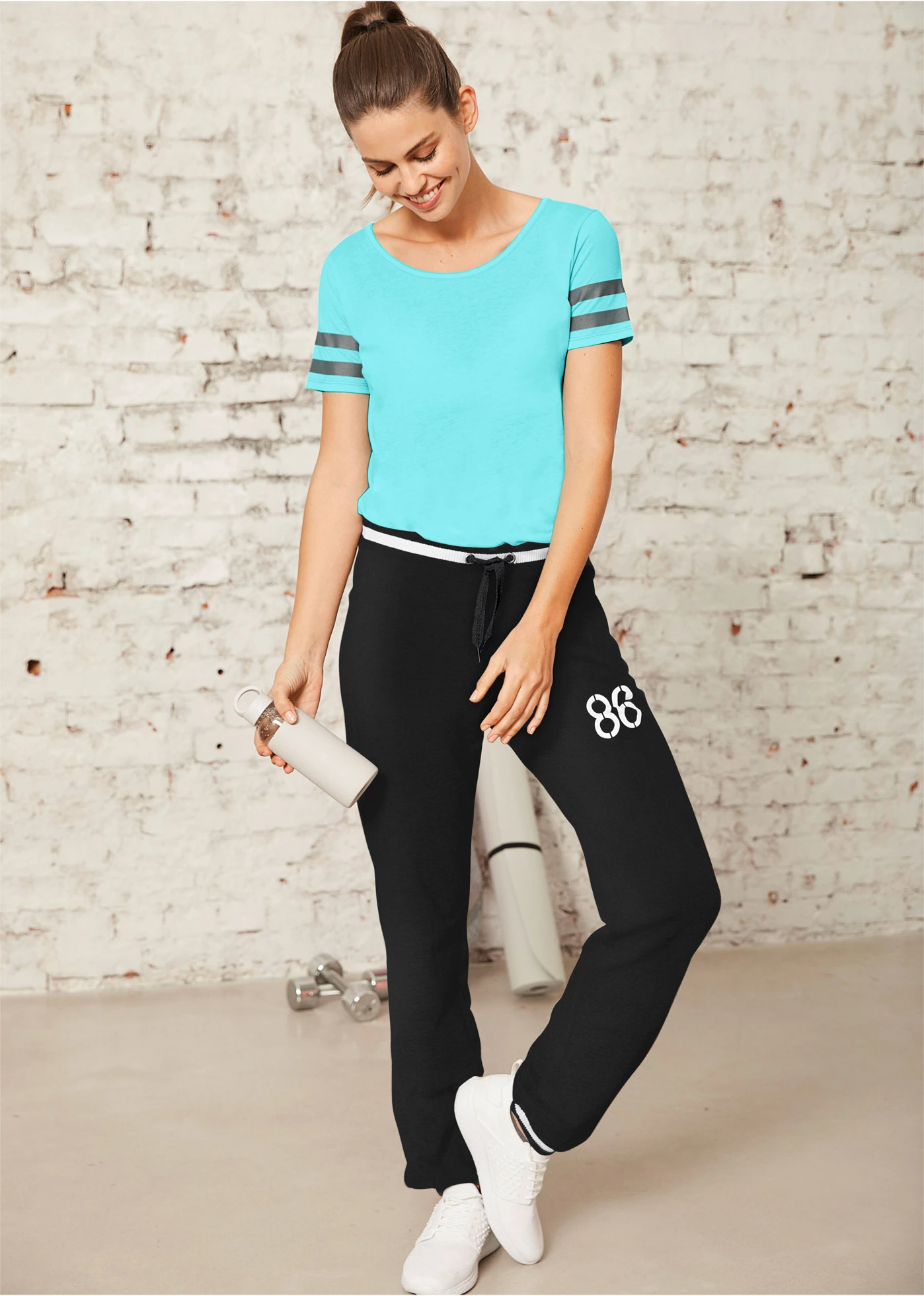 Spodnie dresowe z elastycznej mieszanki bawełny • czarny • sklep bonprix