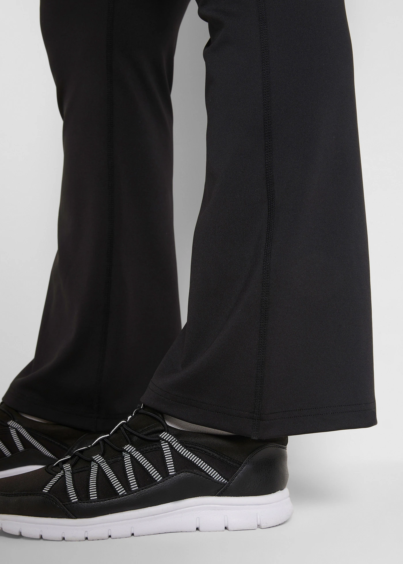 Corrigerende sportlegging, loopt wijd uit, sneldrogend • zwart plus size • bonprix online shop