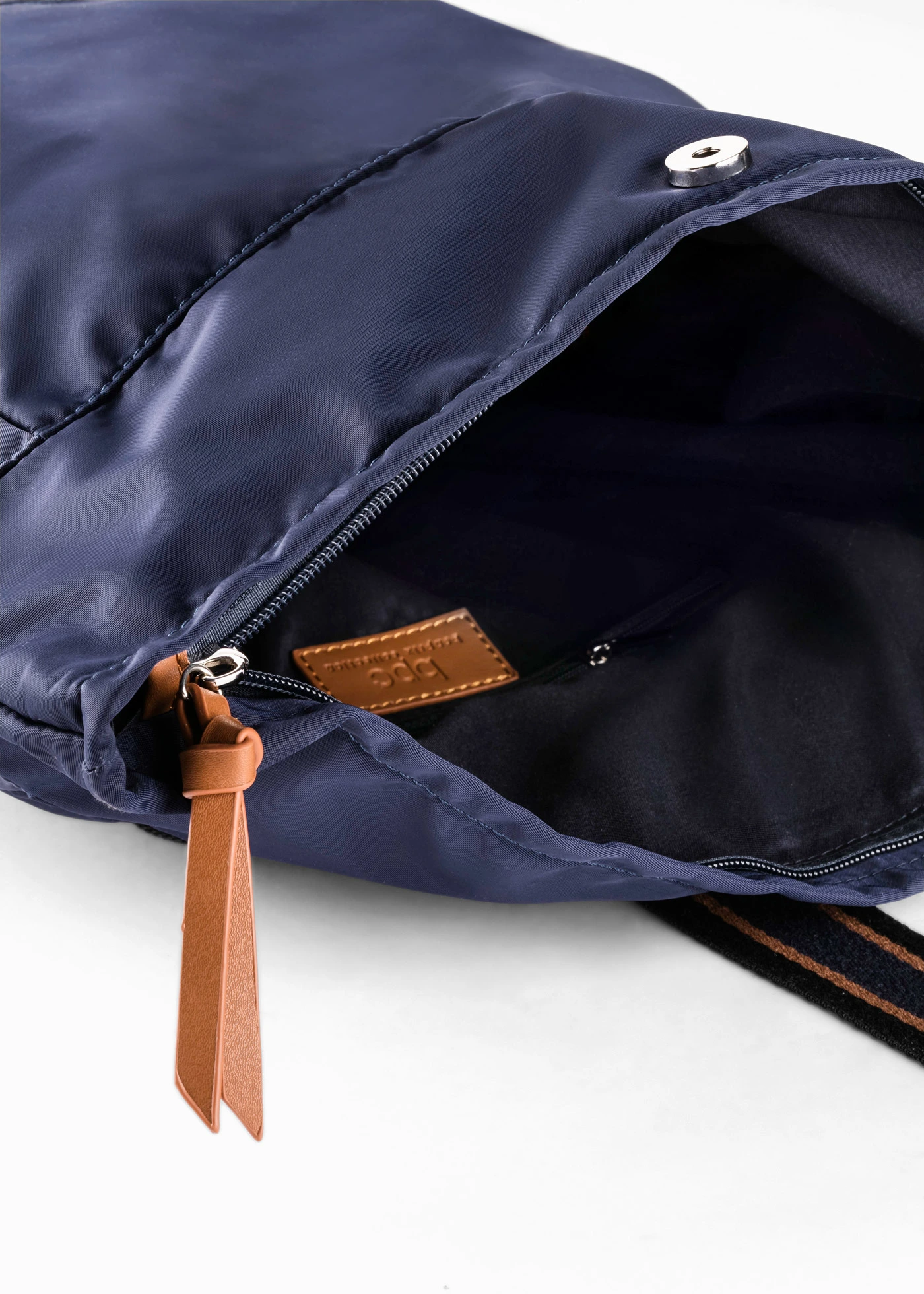 Batoh s kontrastními detaily • tmavě modrá • bonprix obchod