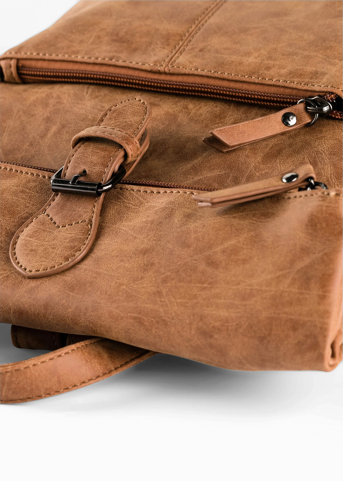 Rugzak met vak aan de buitekant en gesp detail • cognac • bonprix online shop