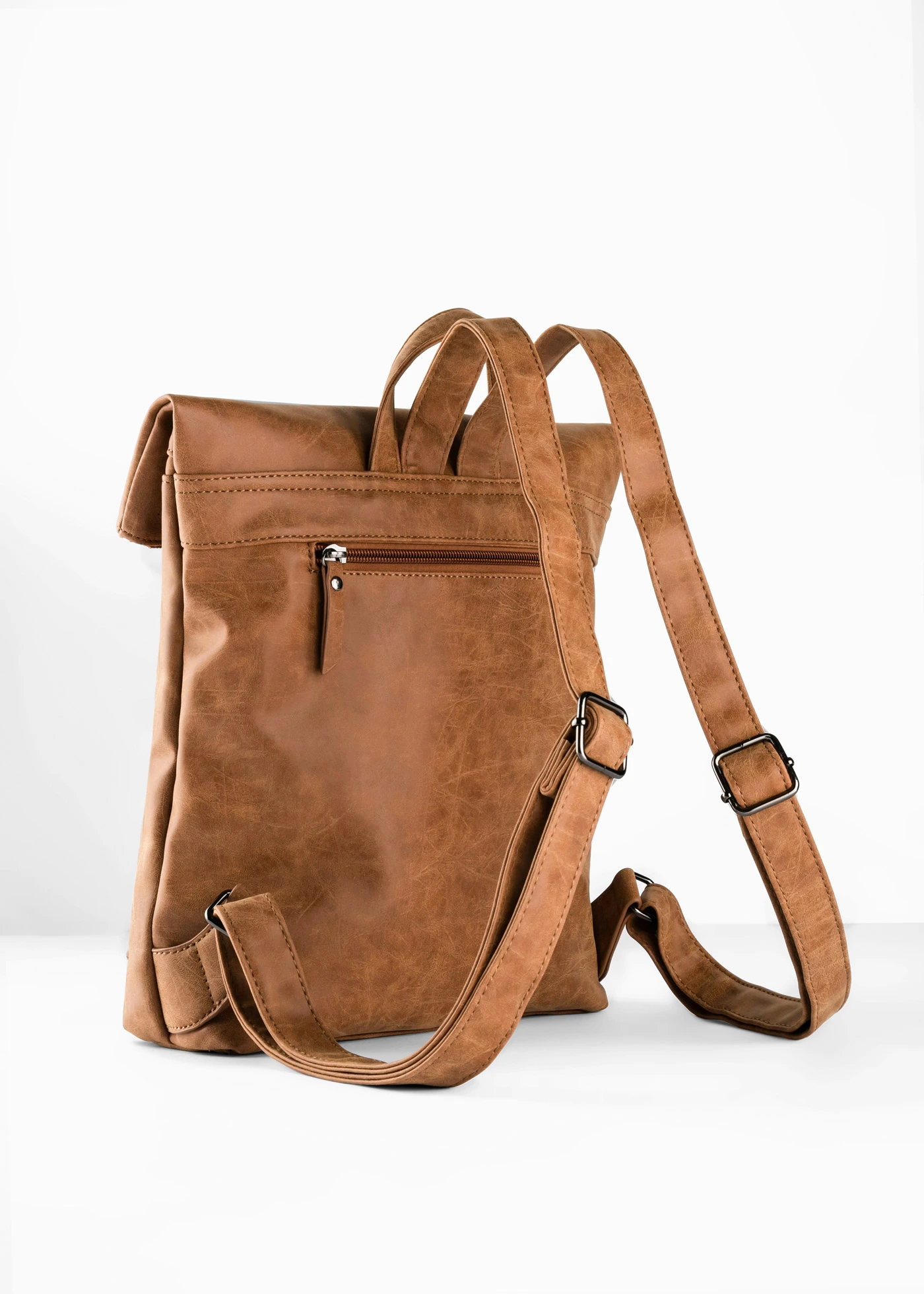 Rucsac cu buzunar exterior și cataramă • maro-coniac • magazin bonprix