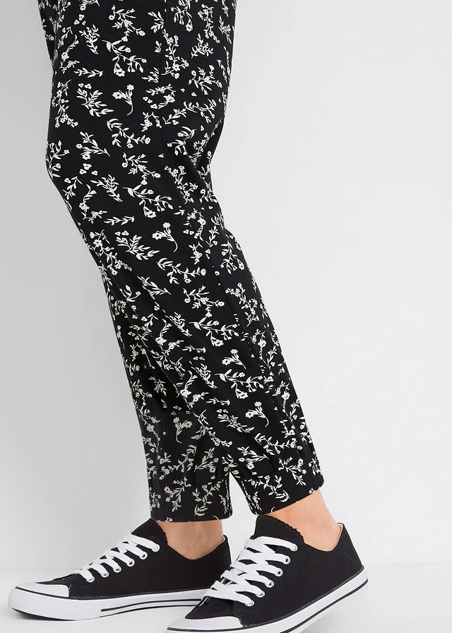 Zwangerschapsbroek in een viscosemix en met een leuk dessin, loose fit • zwart gebloemd • product-page.page-title-suffix
