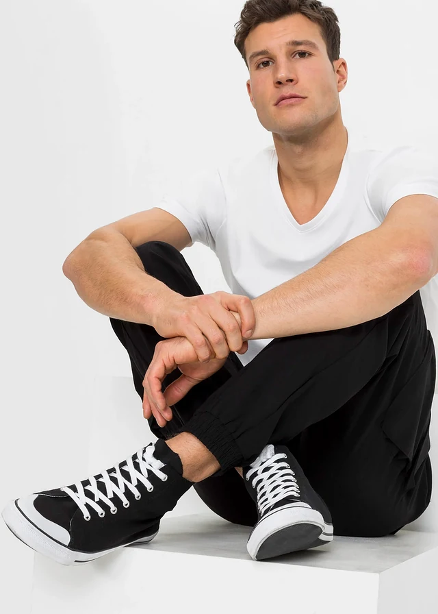 Pantalon taille extensible avec poches cargo, droit et regular • noir • product-page.page-title-suffix