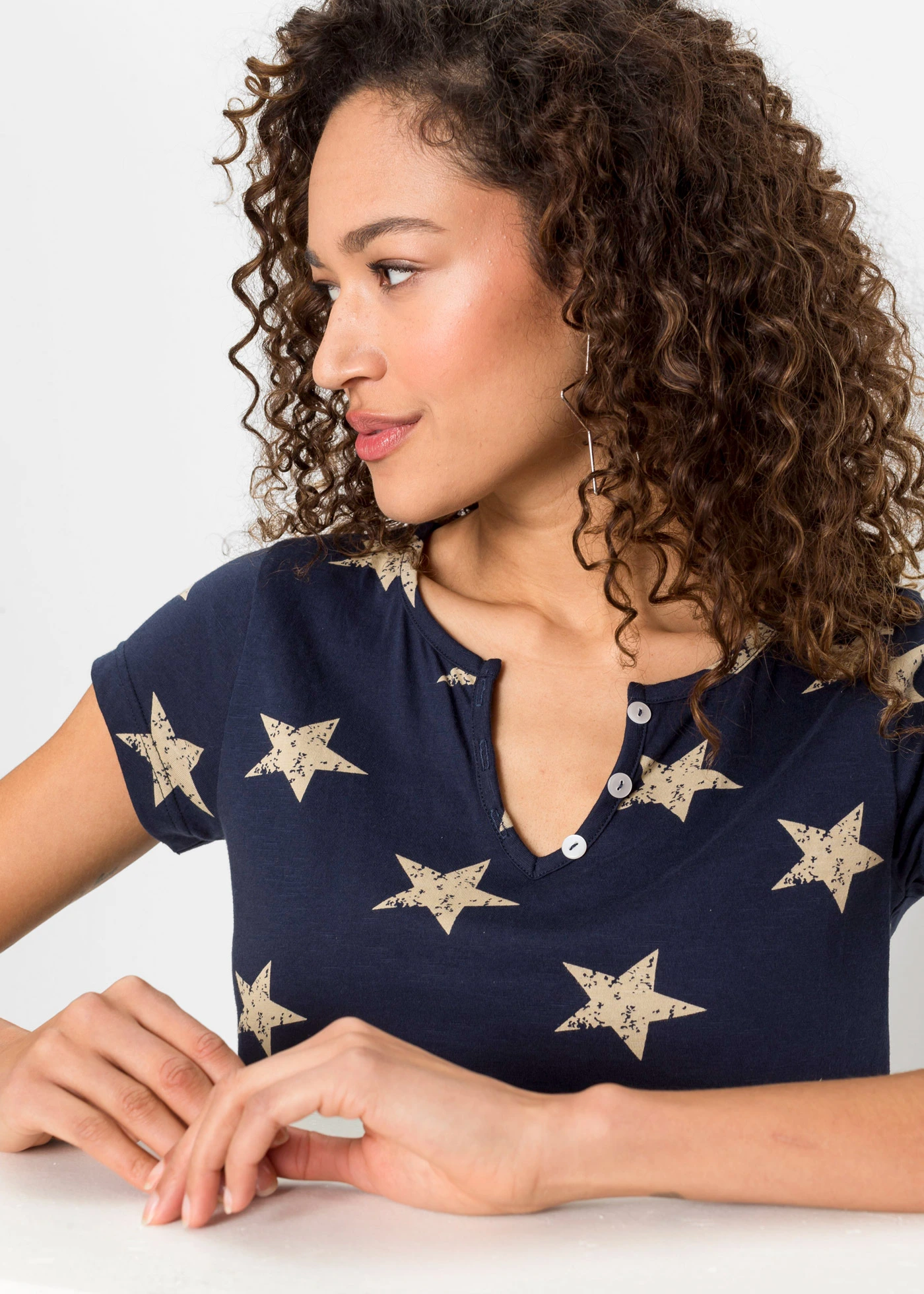 T-shirt 100% coton imprimé étoiles • bleu foncé/beige imprimé • Boutique bonprix