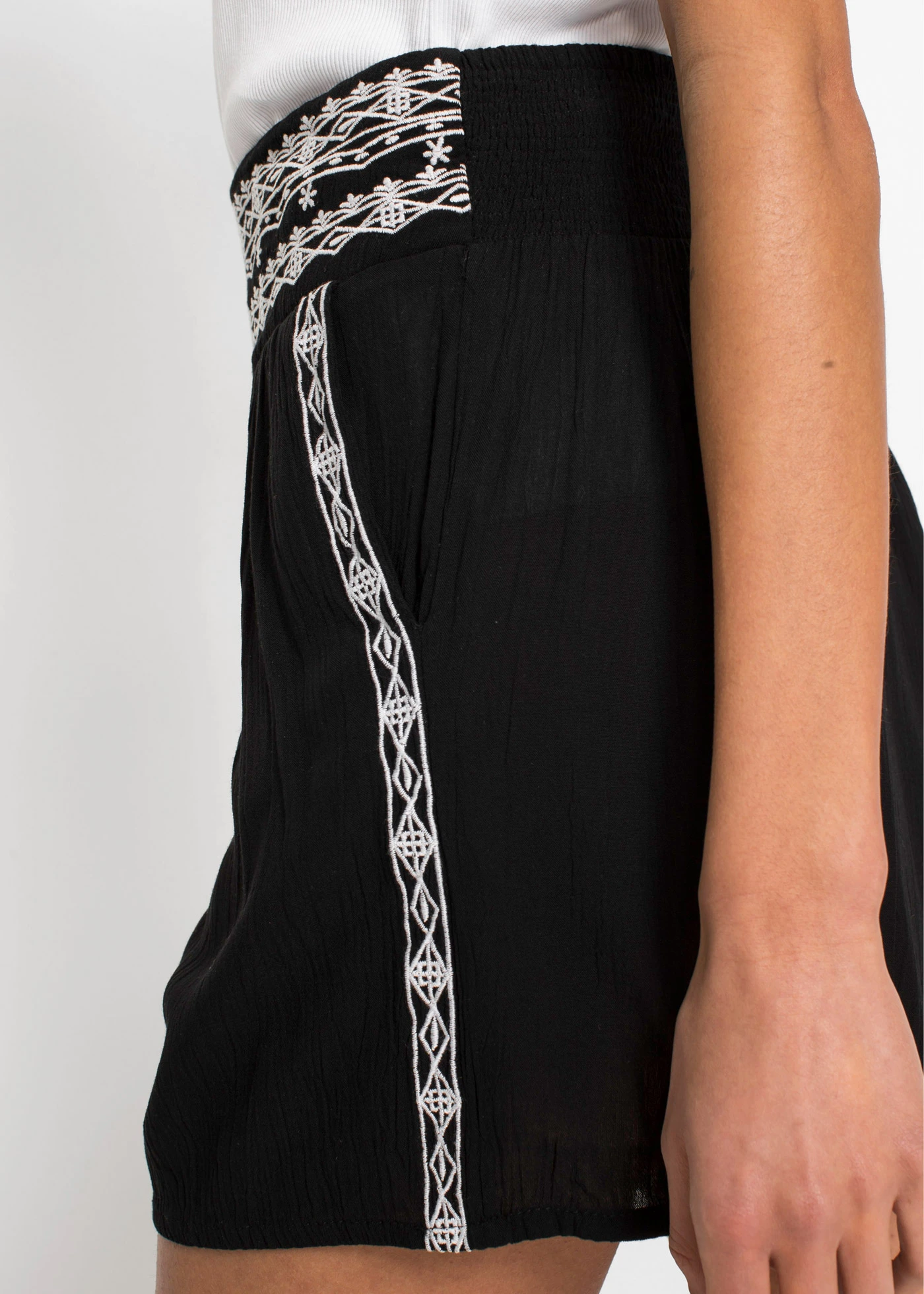 Šortky se zmačkaným vzhledem, ze splývavé viskózy • černo-bílá • bonprix obchod