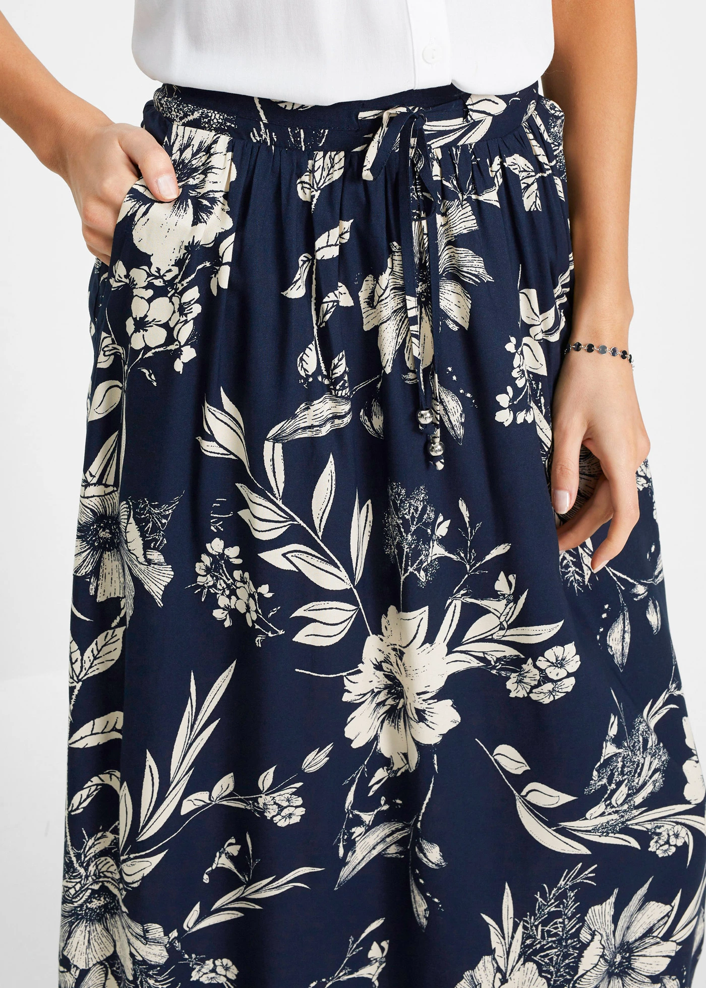 Hosszú viszkóz szoknya komfort derékpánttal és megkötős pánttal • sötétkék-kavicsbézs virágmintás • bonprix áruház