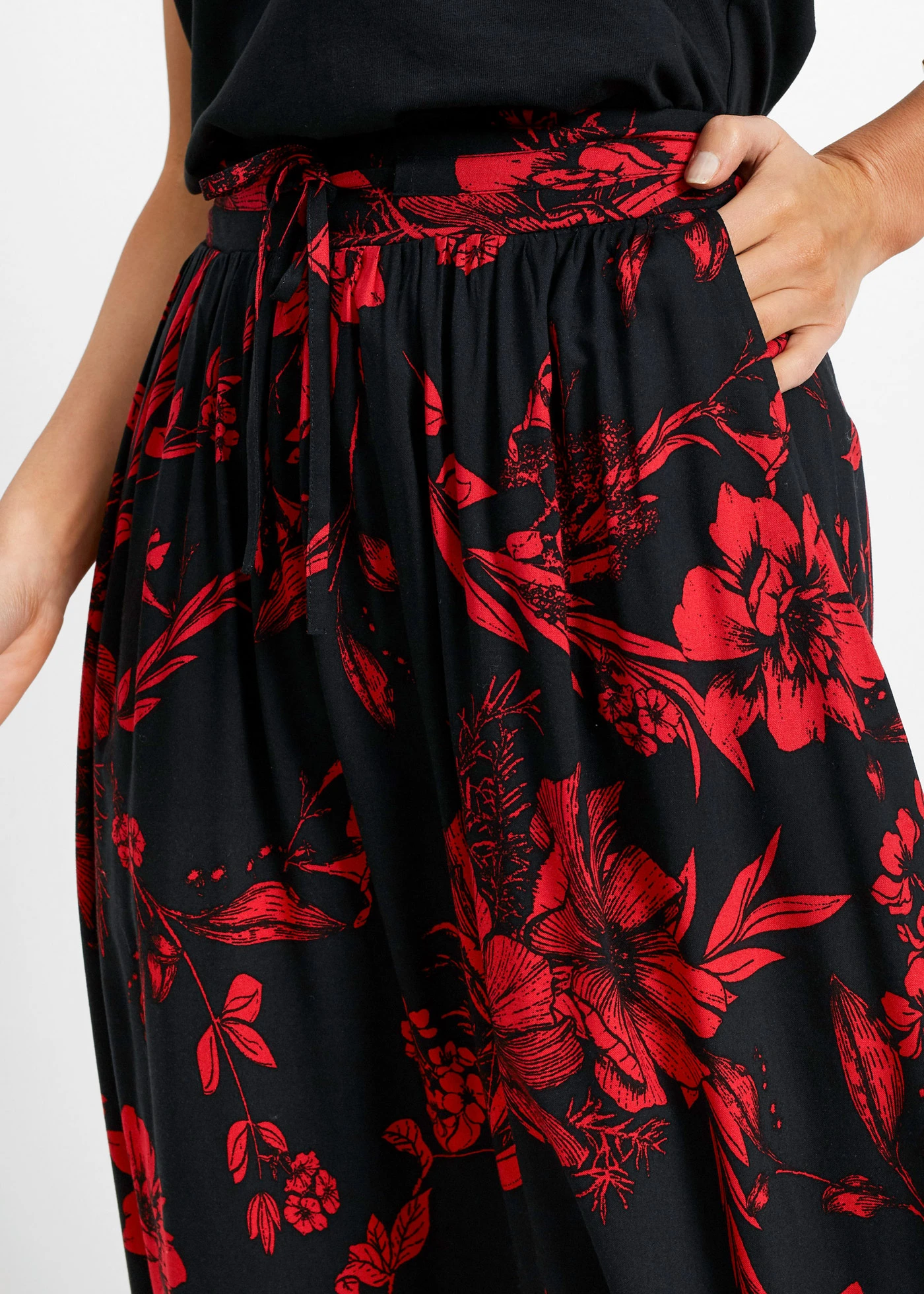 Dlouhá sukně z viskózy s pohodlným pasem a vázačkou • černo-červená s květy • bonprix obchod