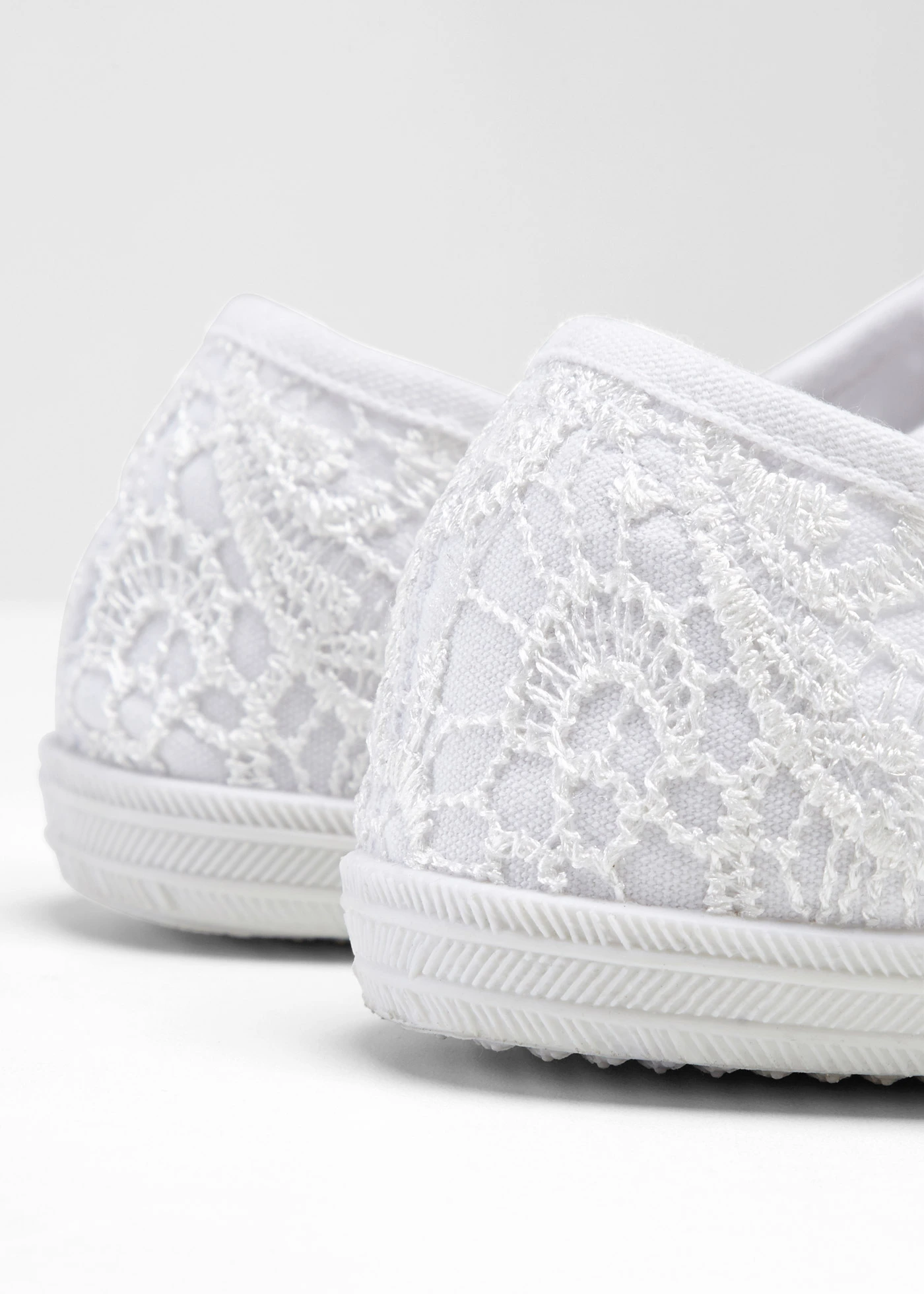 Sneakersy z koronką • biały • sklep bonprix