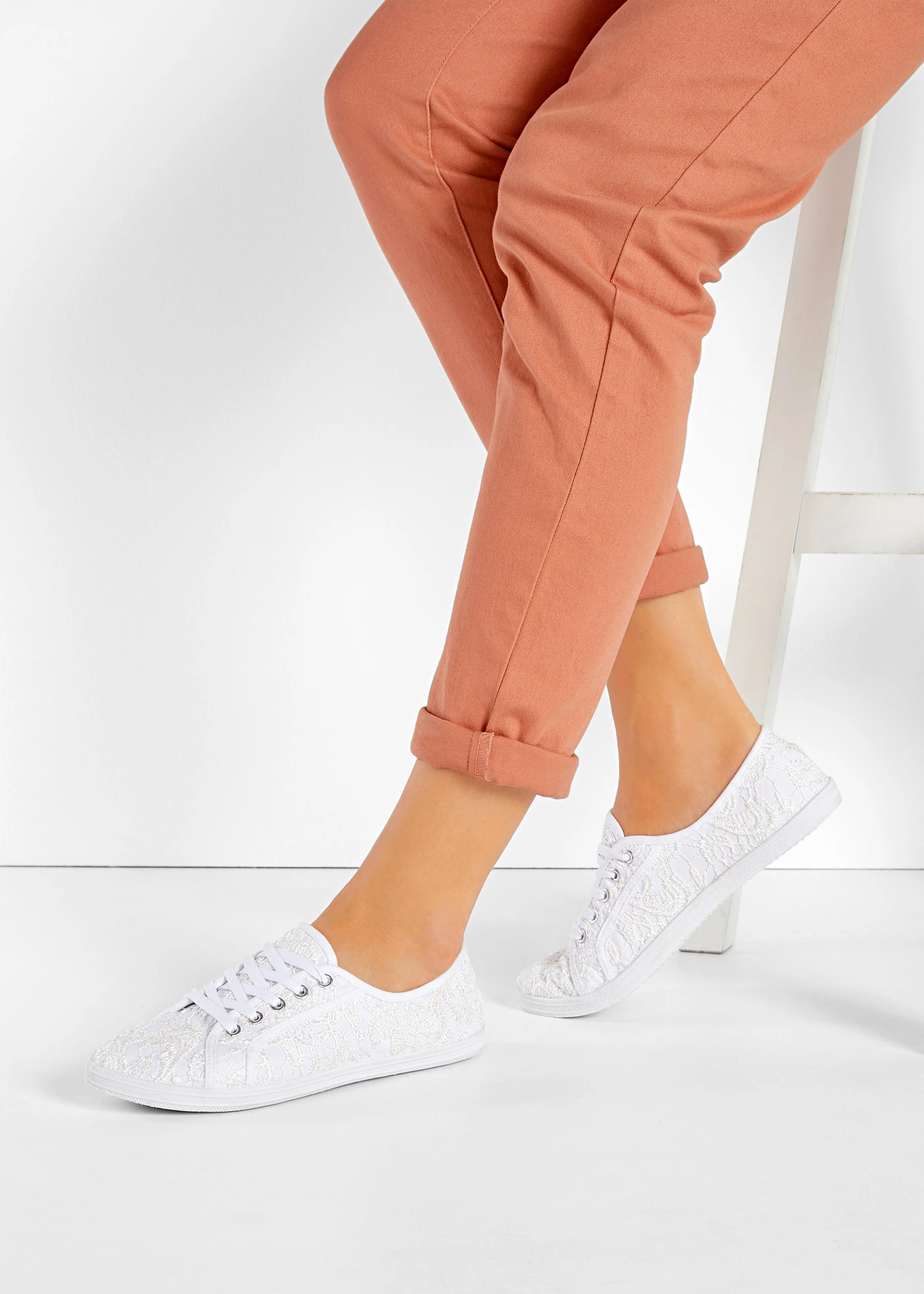 Tennis avec dentelle • blanc • Boutique bonprix