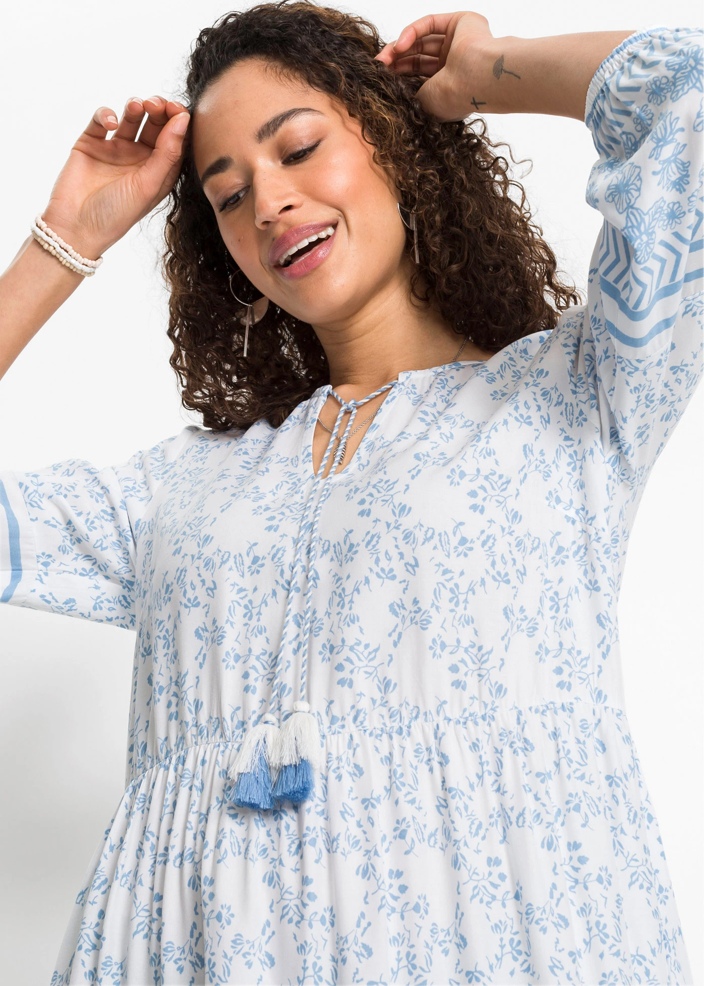 Dlouhé šaty ze splývavé viskózy • bílo-světle modrá s grafickým potiskem • bonprix obchod