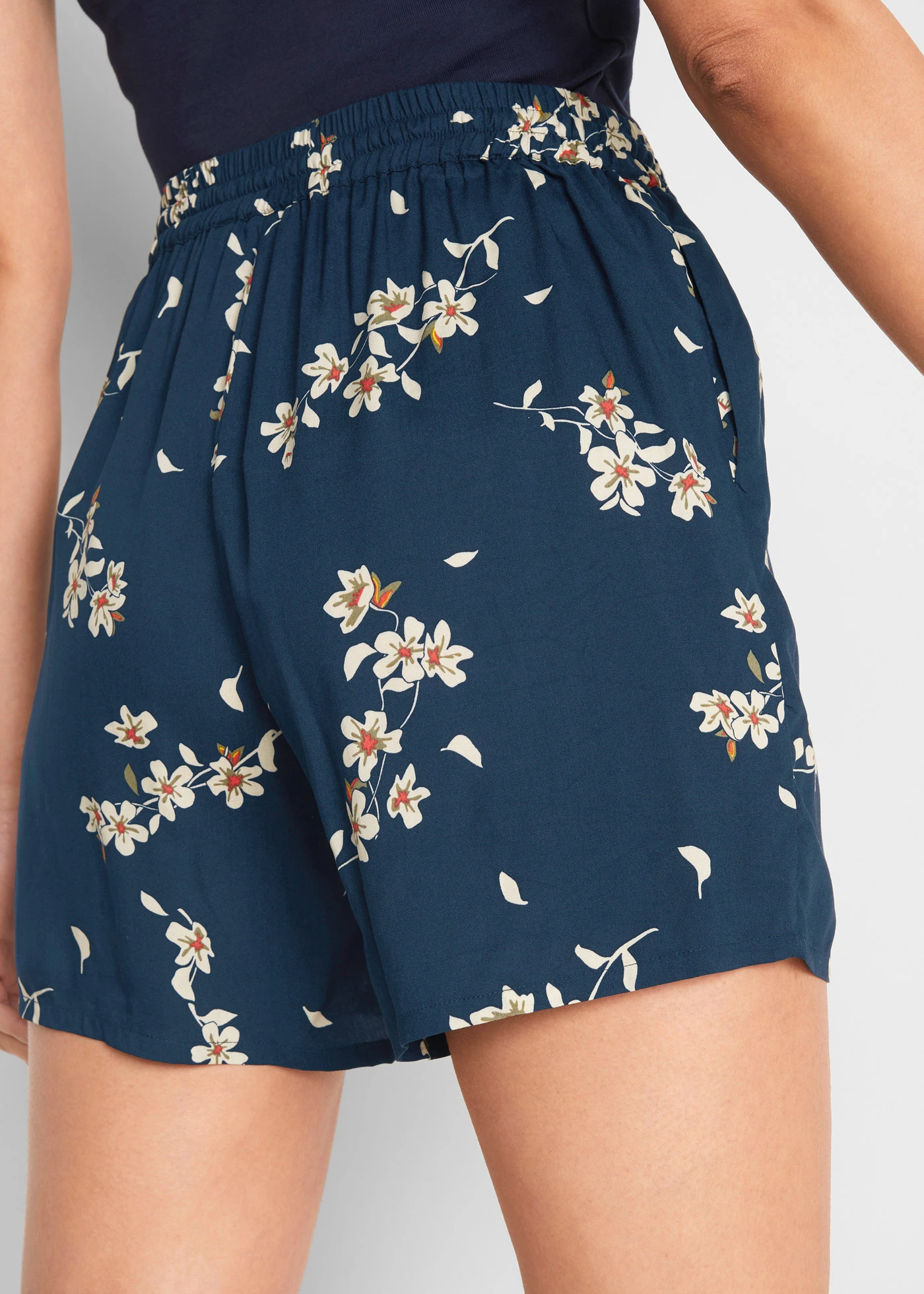 Pantaloni scurți din viscoză cu cordon (2 buc.) • bleumarin floral + oliv închis uni • magazin bonprix