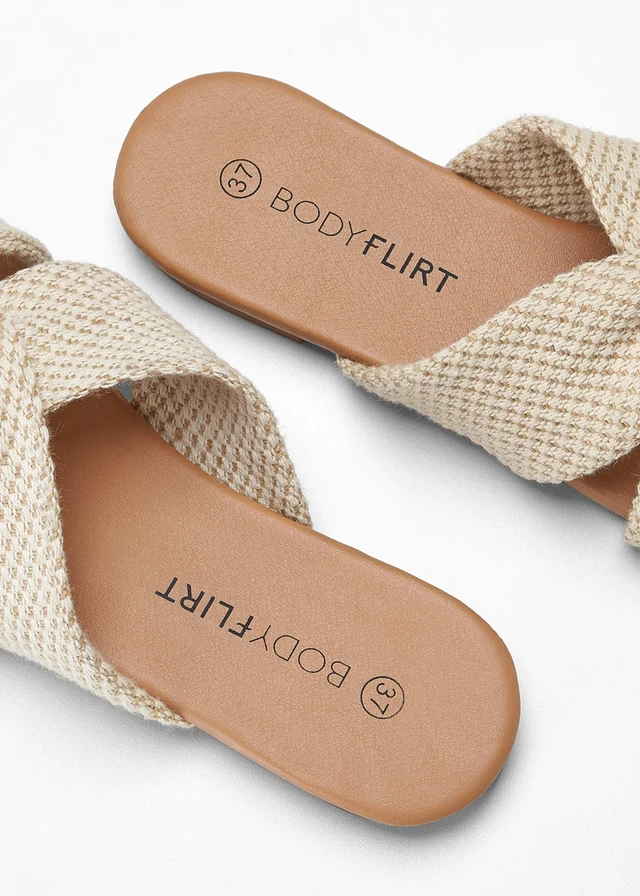 Slippers met een knoopdetail • beige • product-page.page-title-suffix