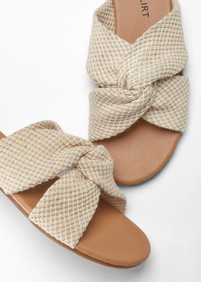 Slippers met een knoopdetail • beige • product-page.page-title-suffix