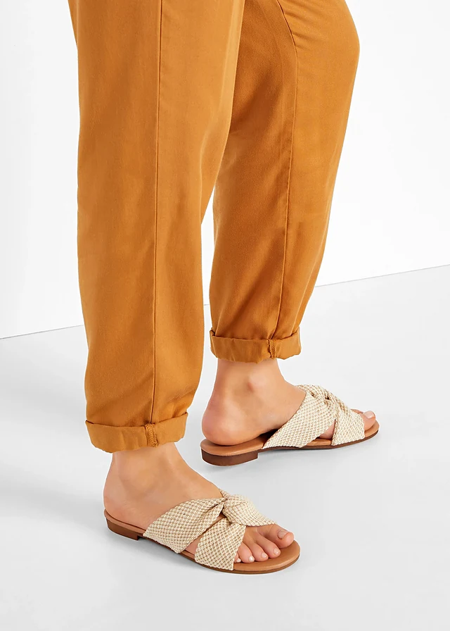 Slippers met een knoopdetail • beige • product-page.page-title-suffix